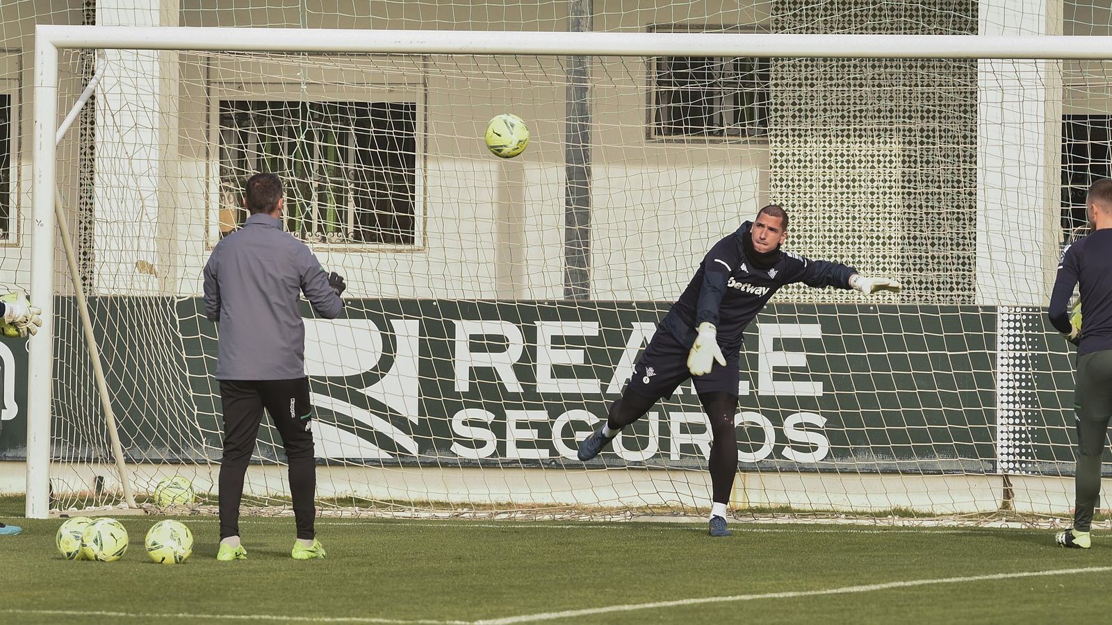Joel Robles realiza un ejercicio junto a Toni Doblas.