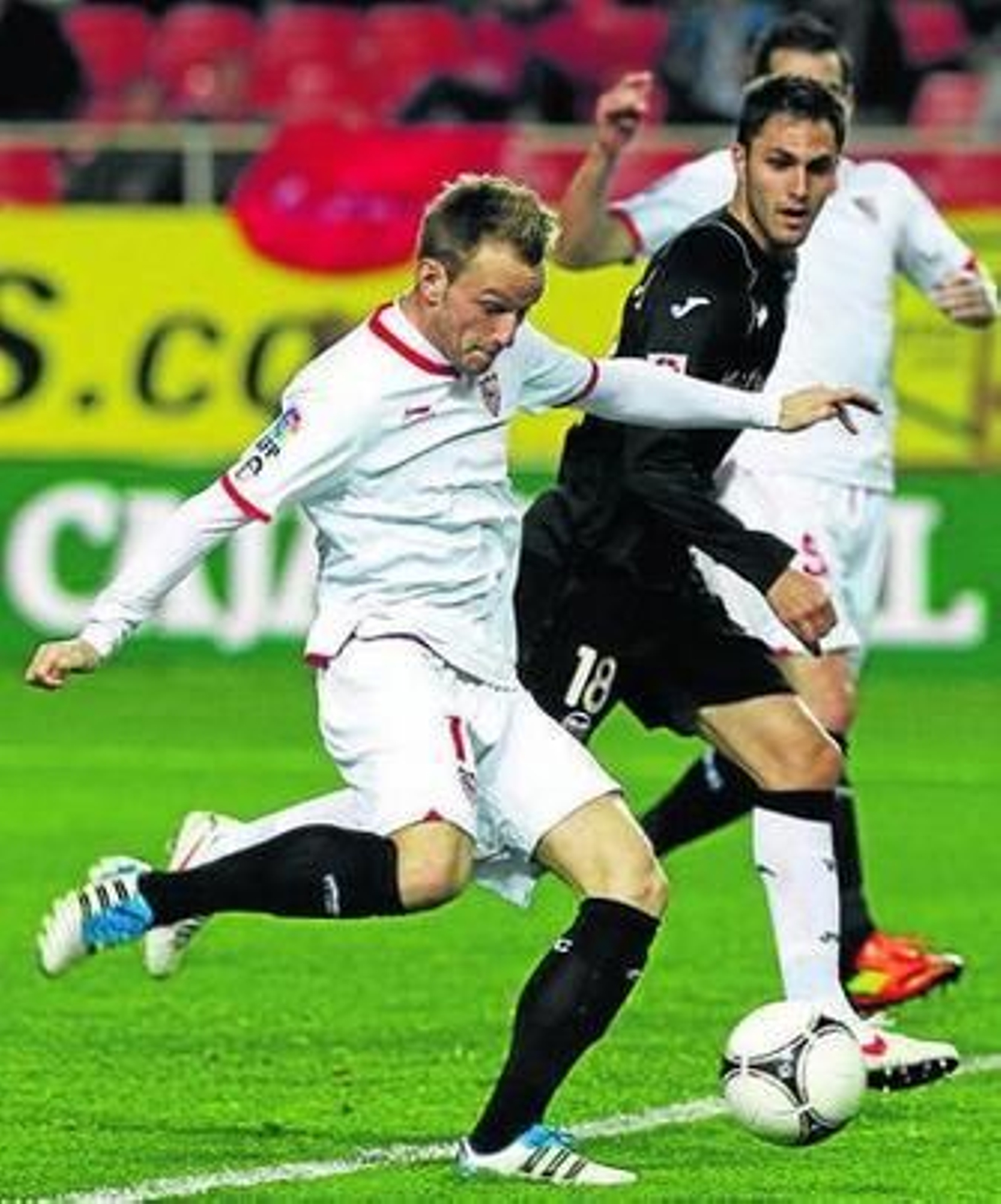 El sevillista Rakitic ensaya el disparo sobre la portería ché.