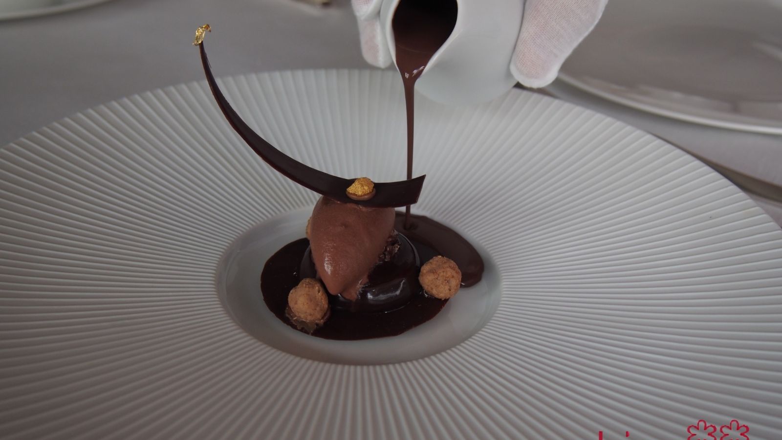 El postre de chocolate.