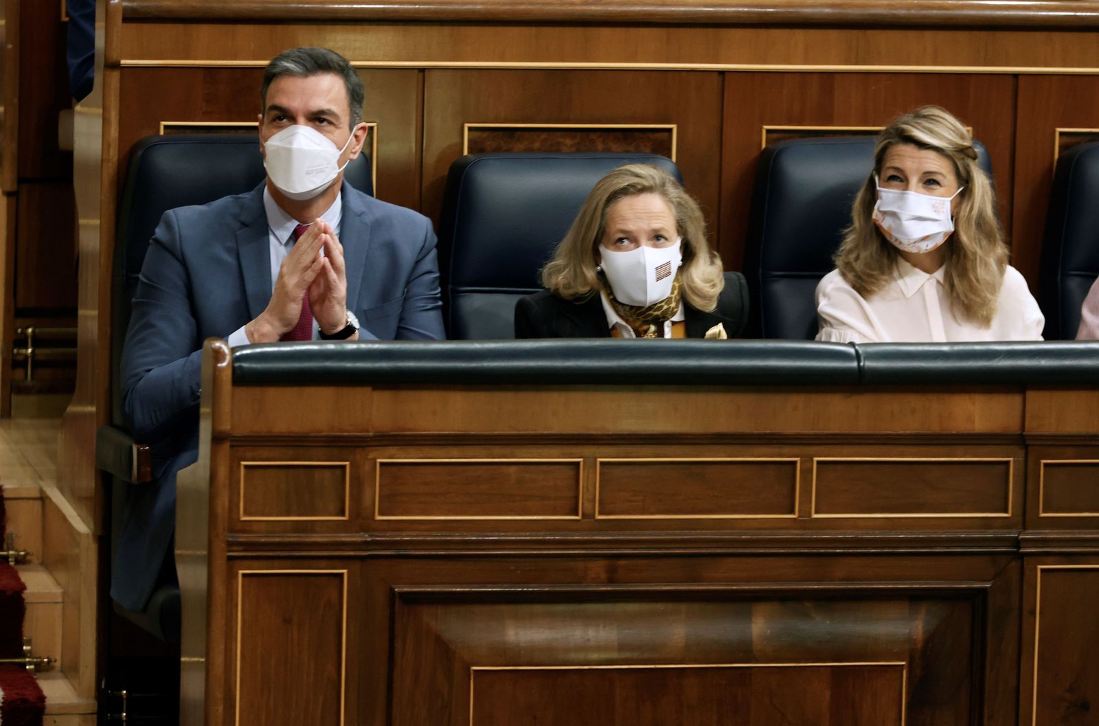 Pedro Sánchez, durante la sesión de control al Gobierno, junto a las vicepresidentas Nadia Calviño y Yolanda Díaz.