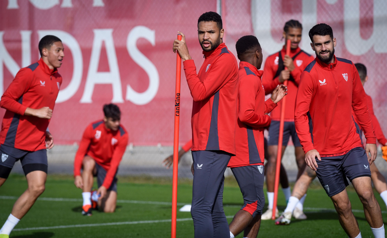 En-Nesyri, el máximo goleador del Sevilla, en el centro de la imagen.