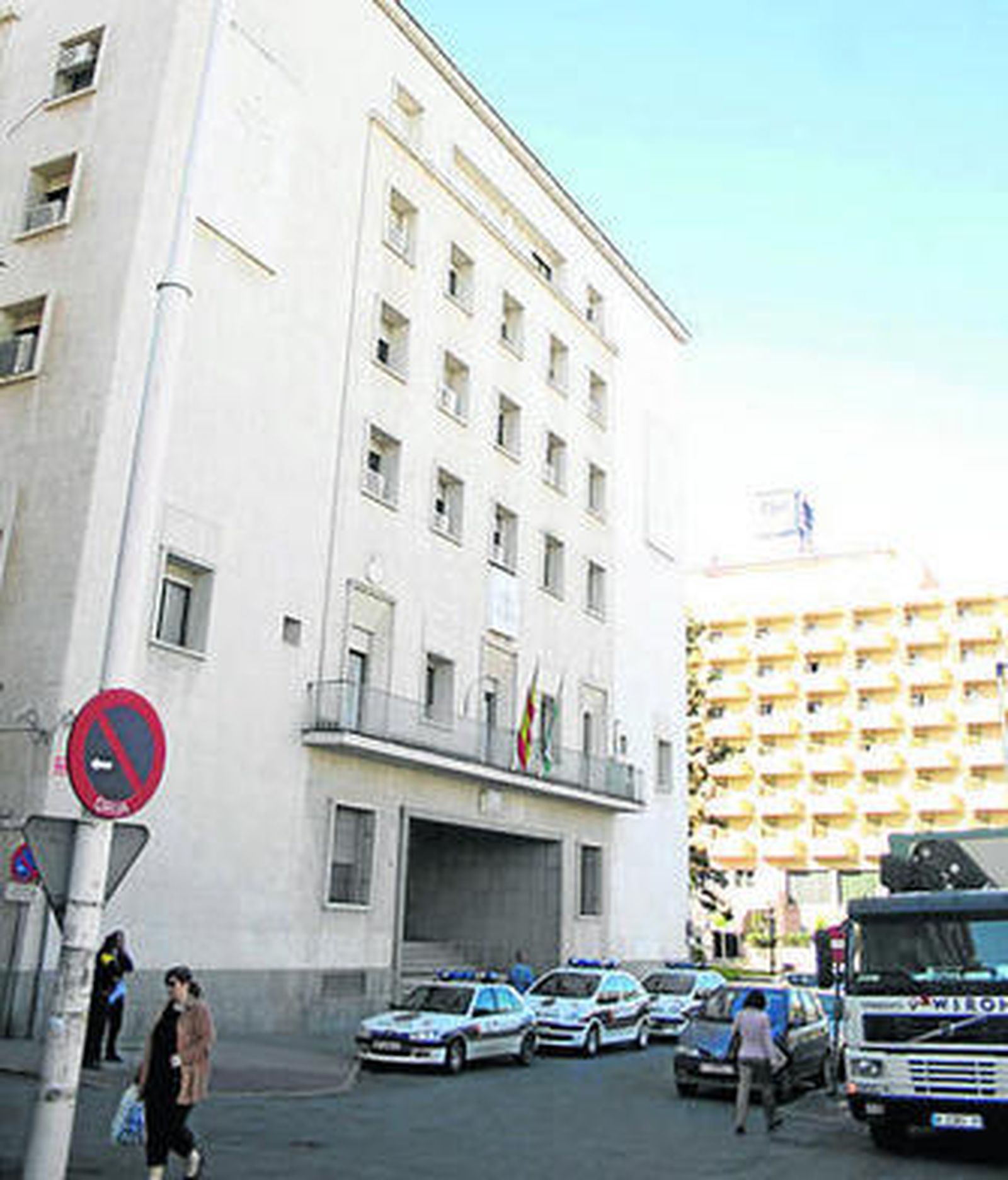 Acceso principal de la Audiencia Provincial onubense.