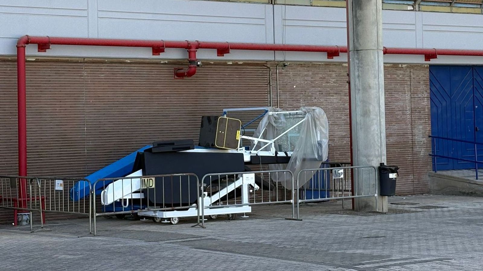 Las canastas propiedad del Grupo Hereda, fuera del pabellón.