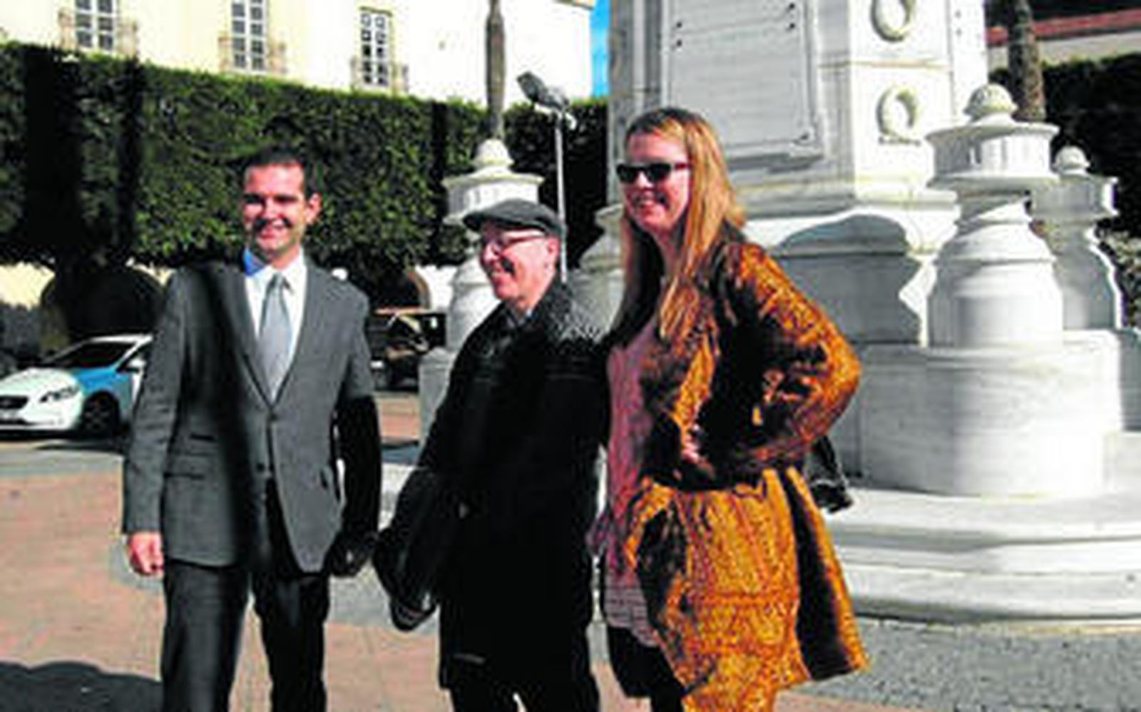 El concejal Ramón Fernández-Pacheco junto a Michael Thomas y la violinista Lara St. John, ayer en la Plaza Vieja.