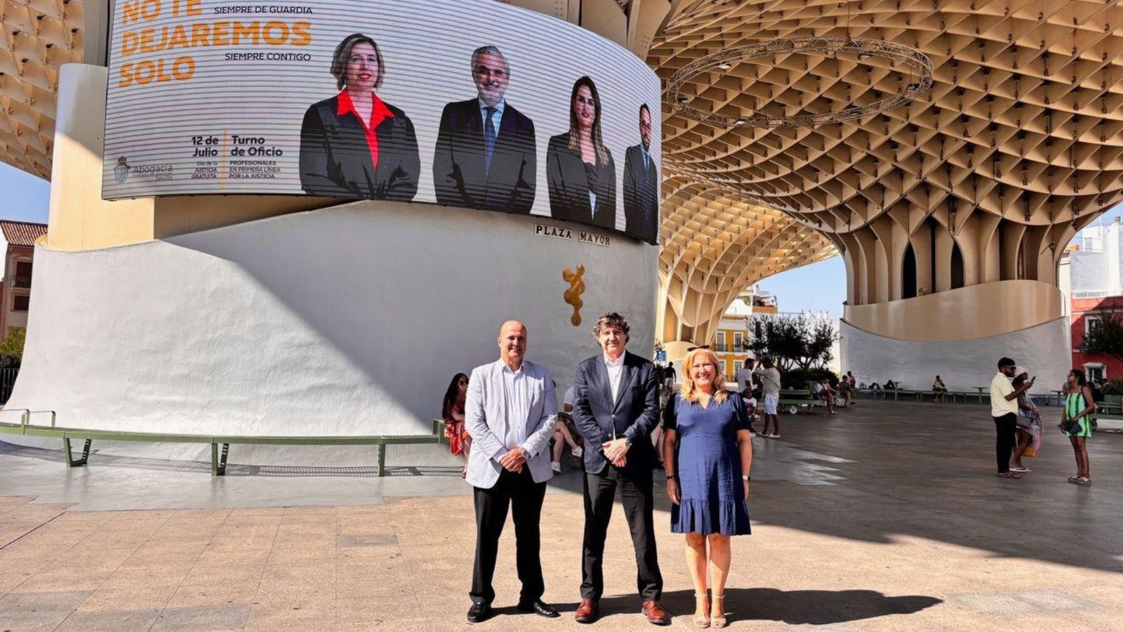 En la imagen, el decano Oscar Fernández León, con los responsables de la Comisión de Turno de Oficio del ICAS, Alberto Pérez Miranda y Mar Hermano Rivera.