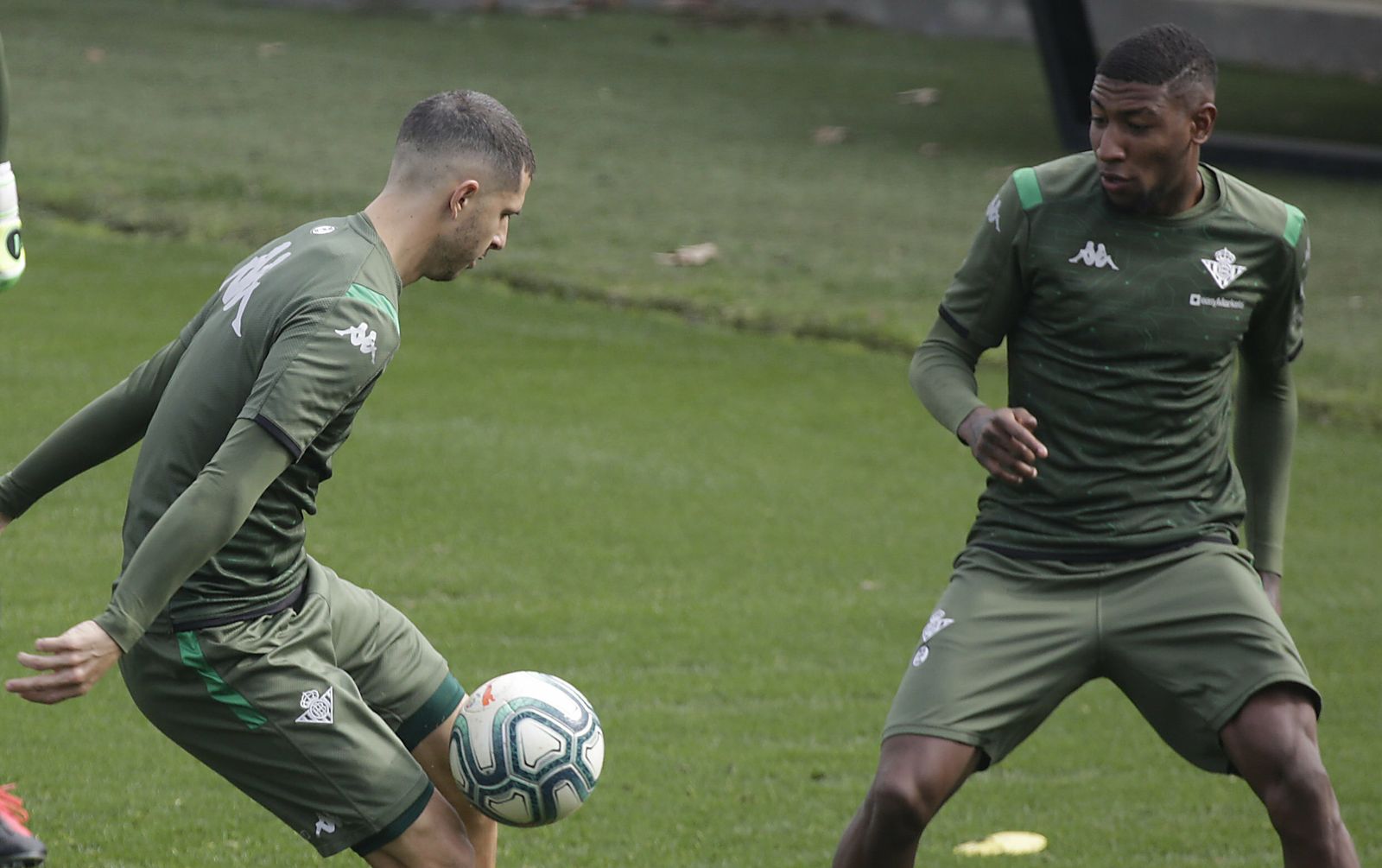 Emerson junto a Guido Rodríguez en el entrenamiento.
