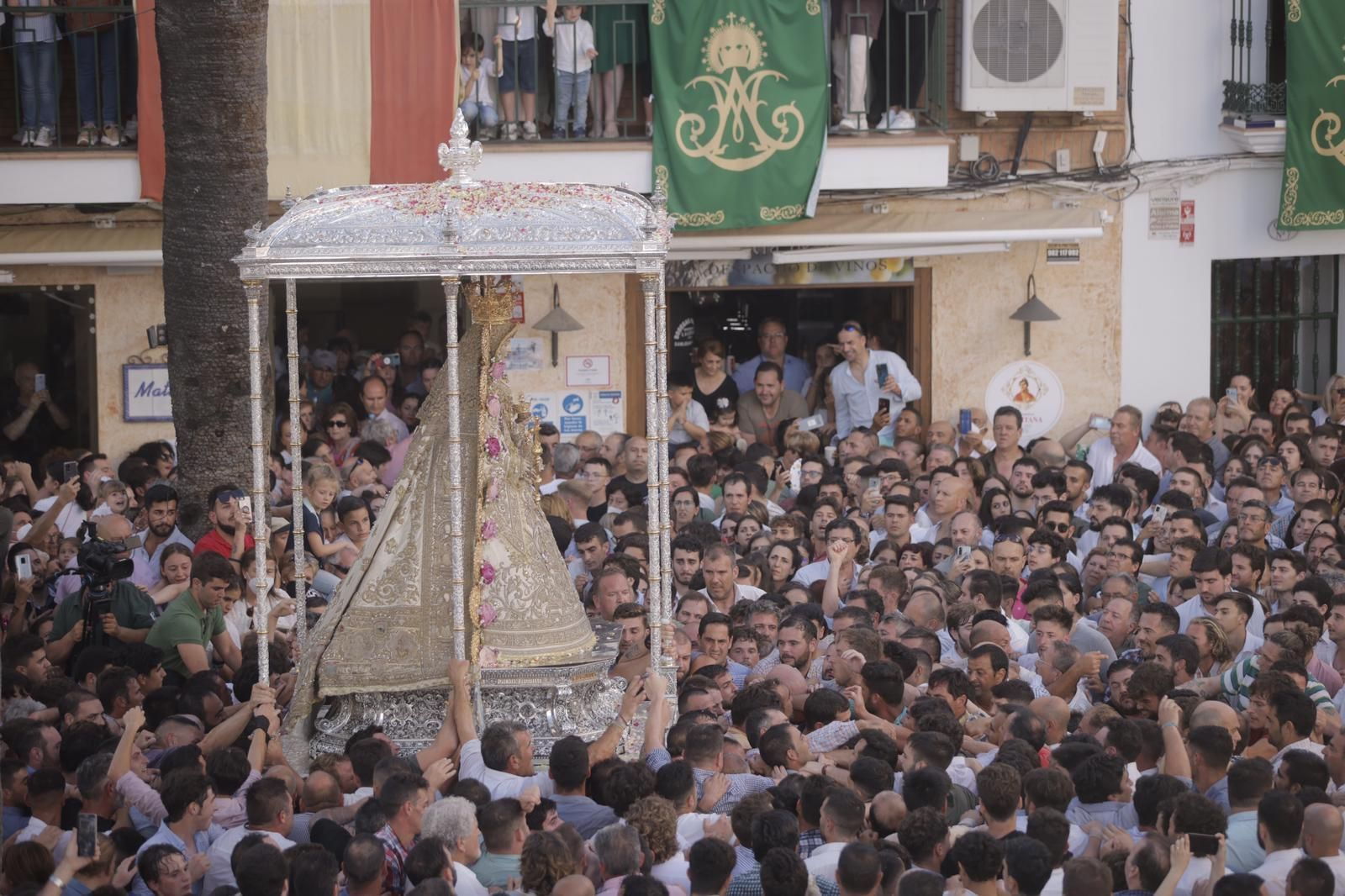 La Virgen del Rocío regresa a la iglesia tras 13 horas de procesión, en imágenes