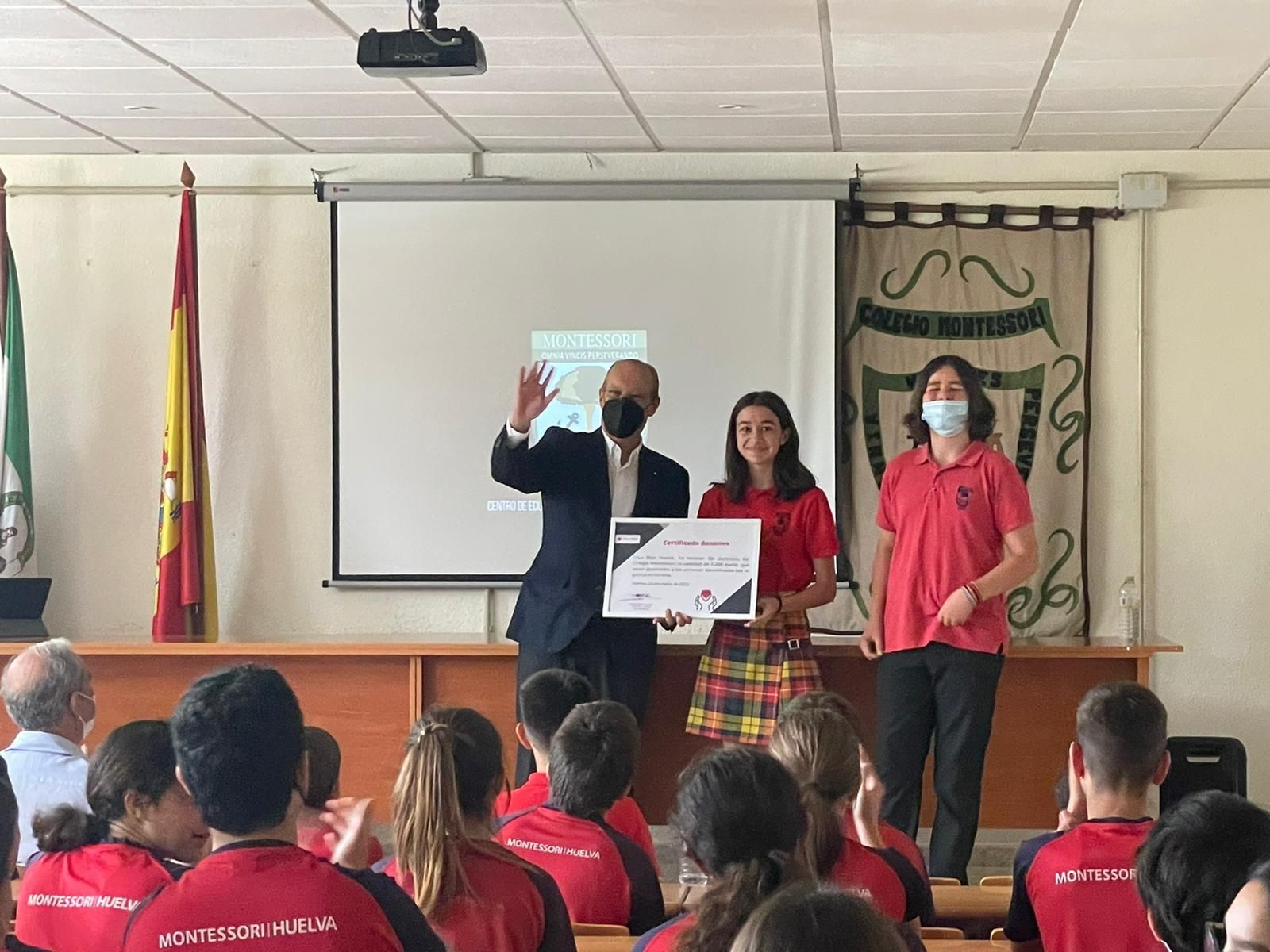 Juan José Blanco recibe la donación del Colegio Montessori a Cruz Roja.