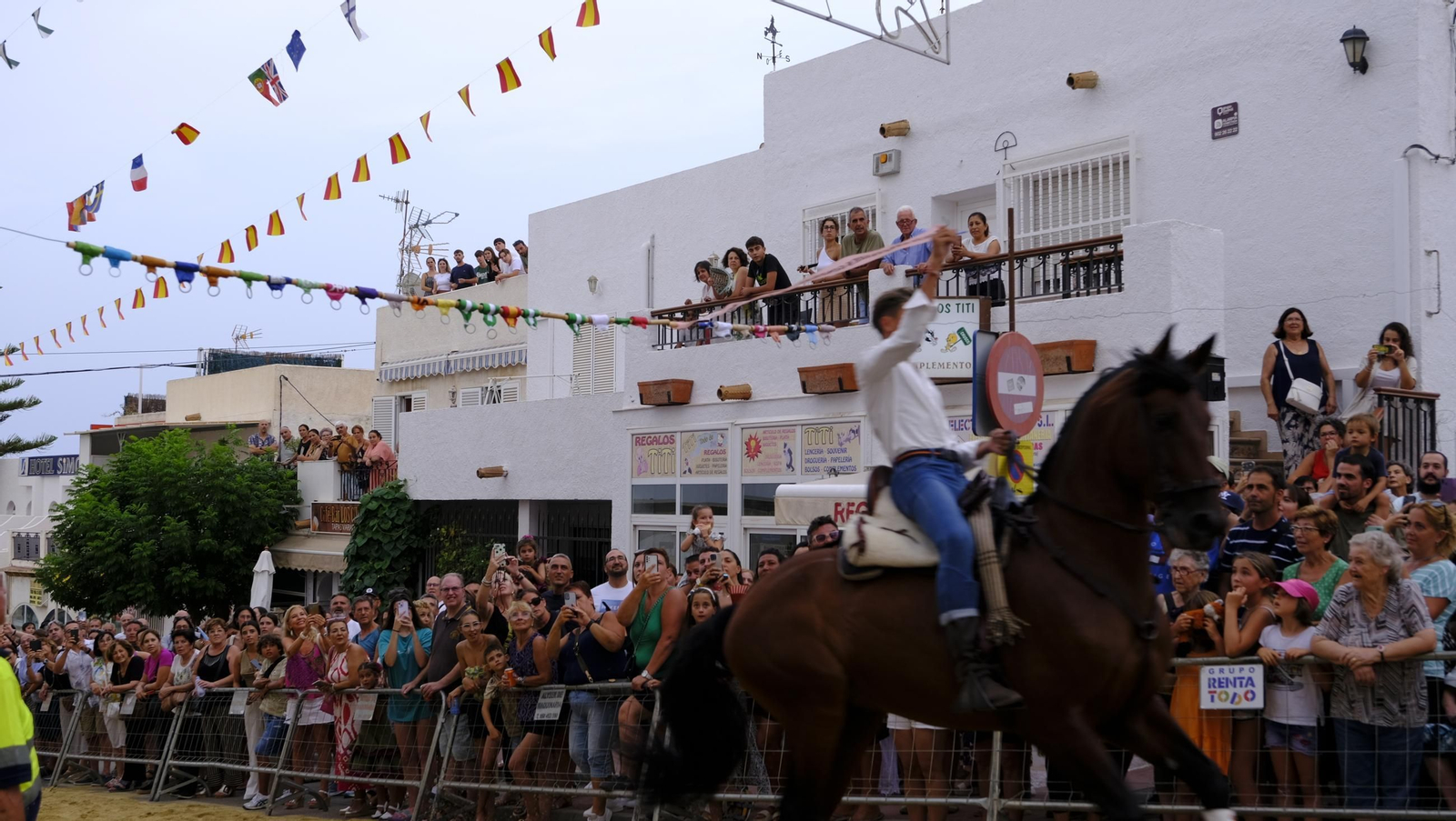 La popular carrera de cintas a caballo de las Fiestas de Mojácar, en imágenes