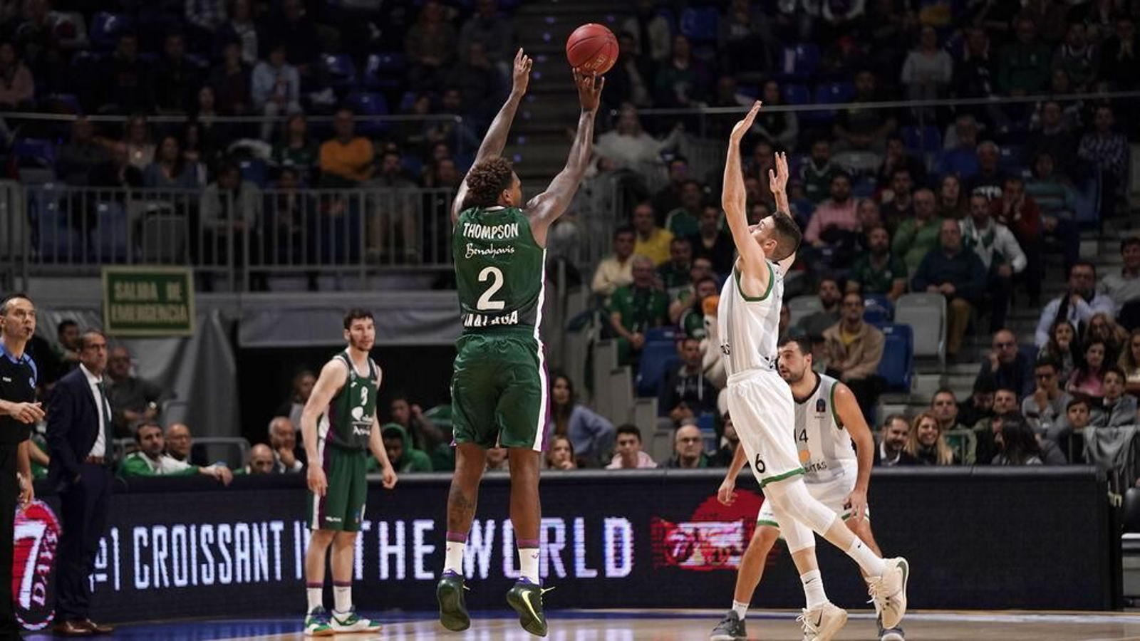 Deon Thompson lanza a canasta en un partido de la Eurocup.