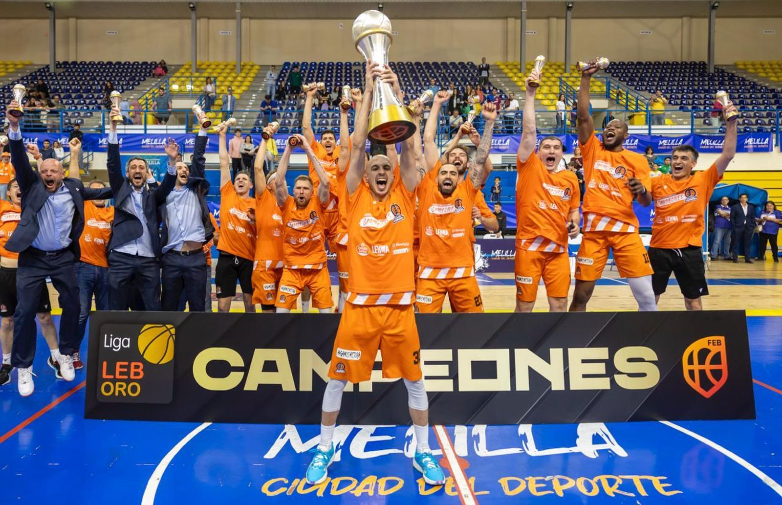 El Leyma Coruña celebra el título.