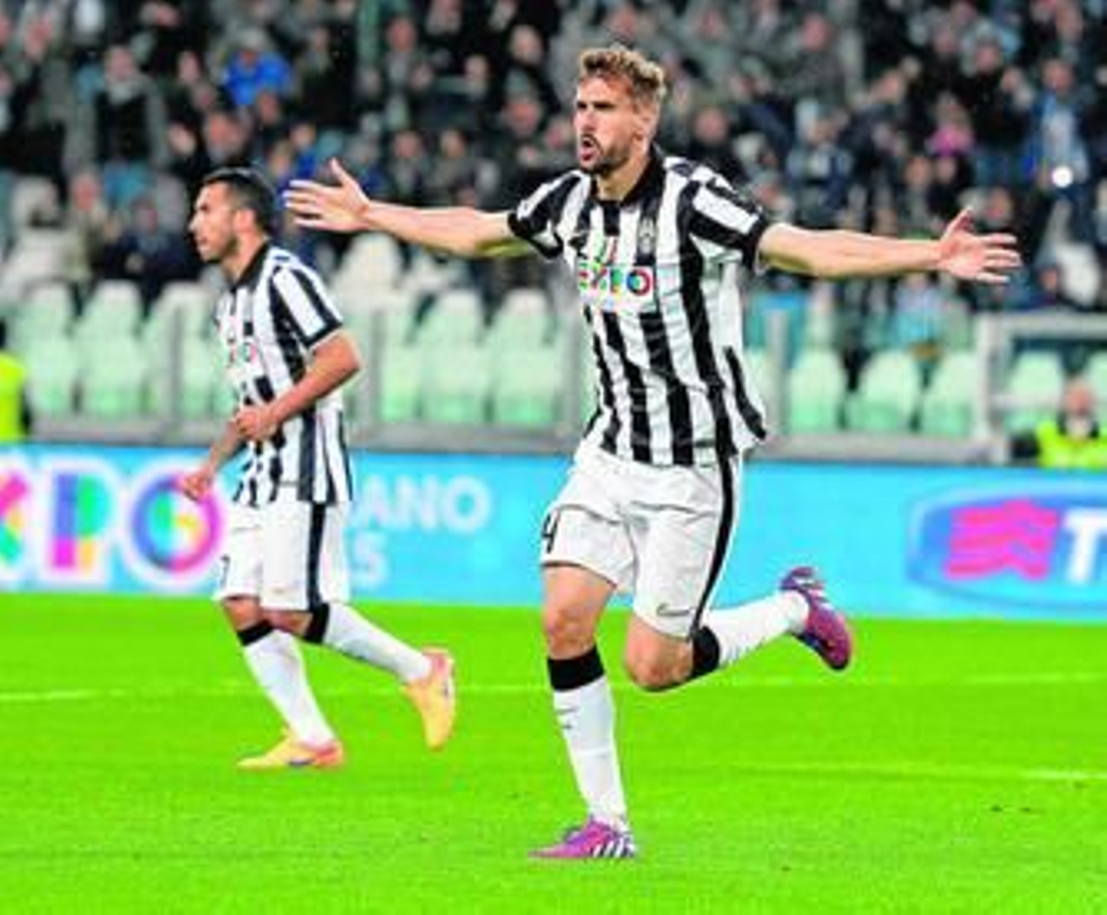 Llorente celebra un gol junto a Tévez. que ya hizo las maletas.