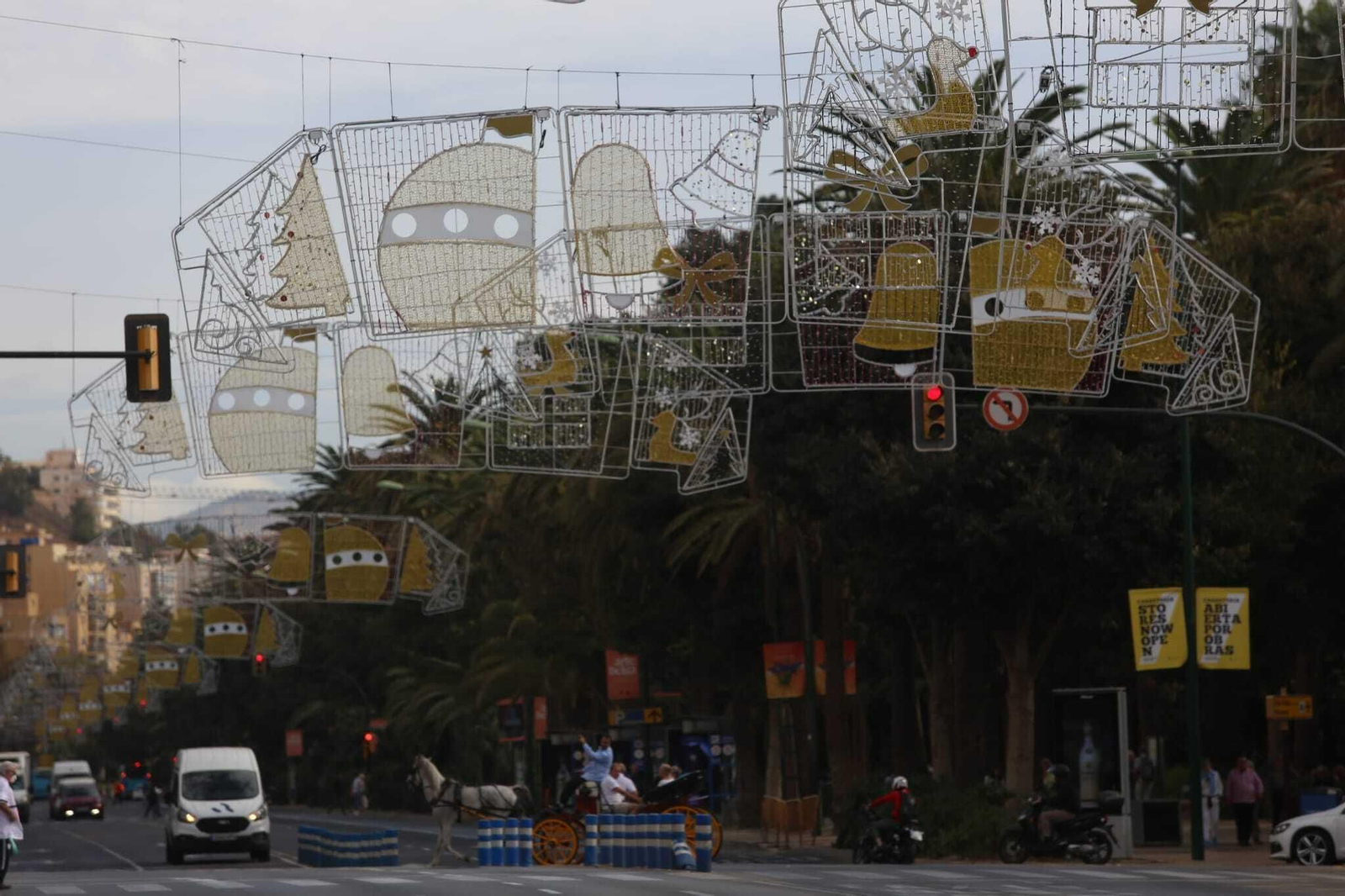 Las primeras fotos de la instalación de las nuevas luces de Navidad en Málaga Las primeras fotos de la instalación de las nuevas luces de Navidad en Málaga