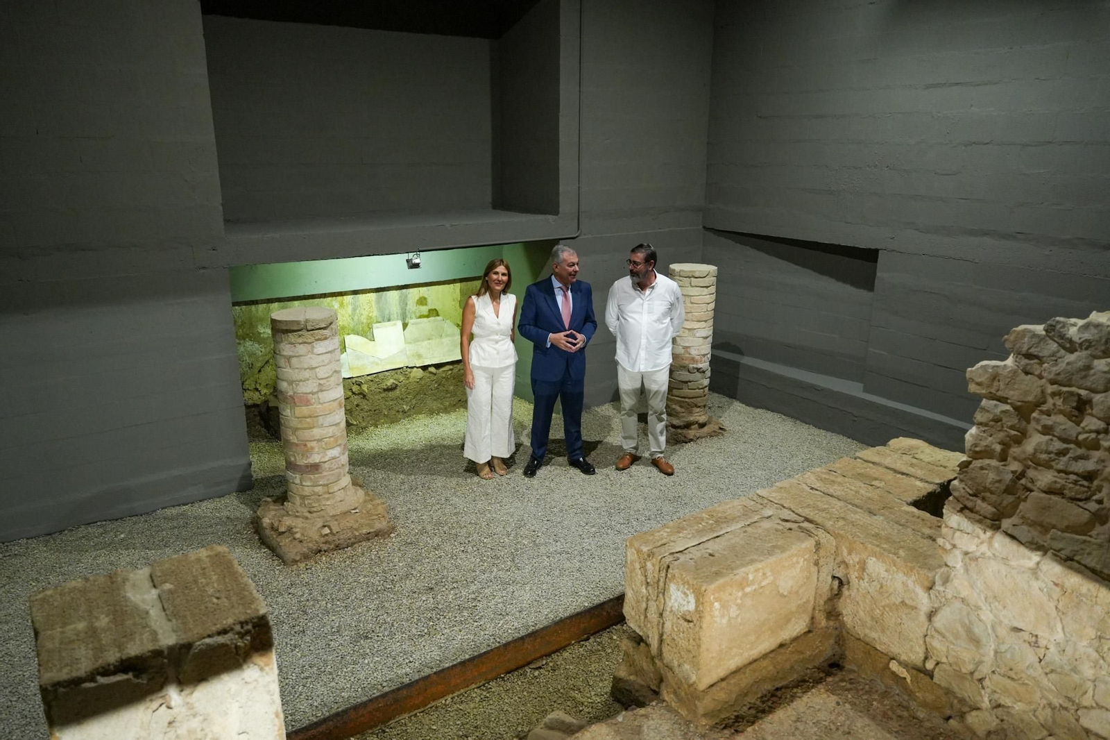 El alcalde, con Ana Jáuregui, gerente del Alcázar; y el arqueólogo Tabales, en la cripta.