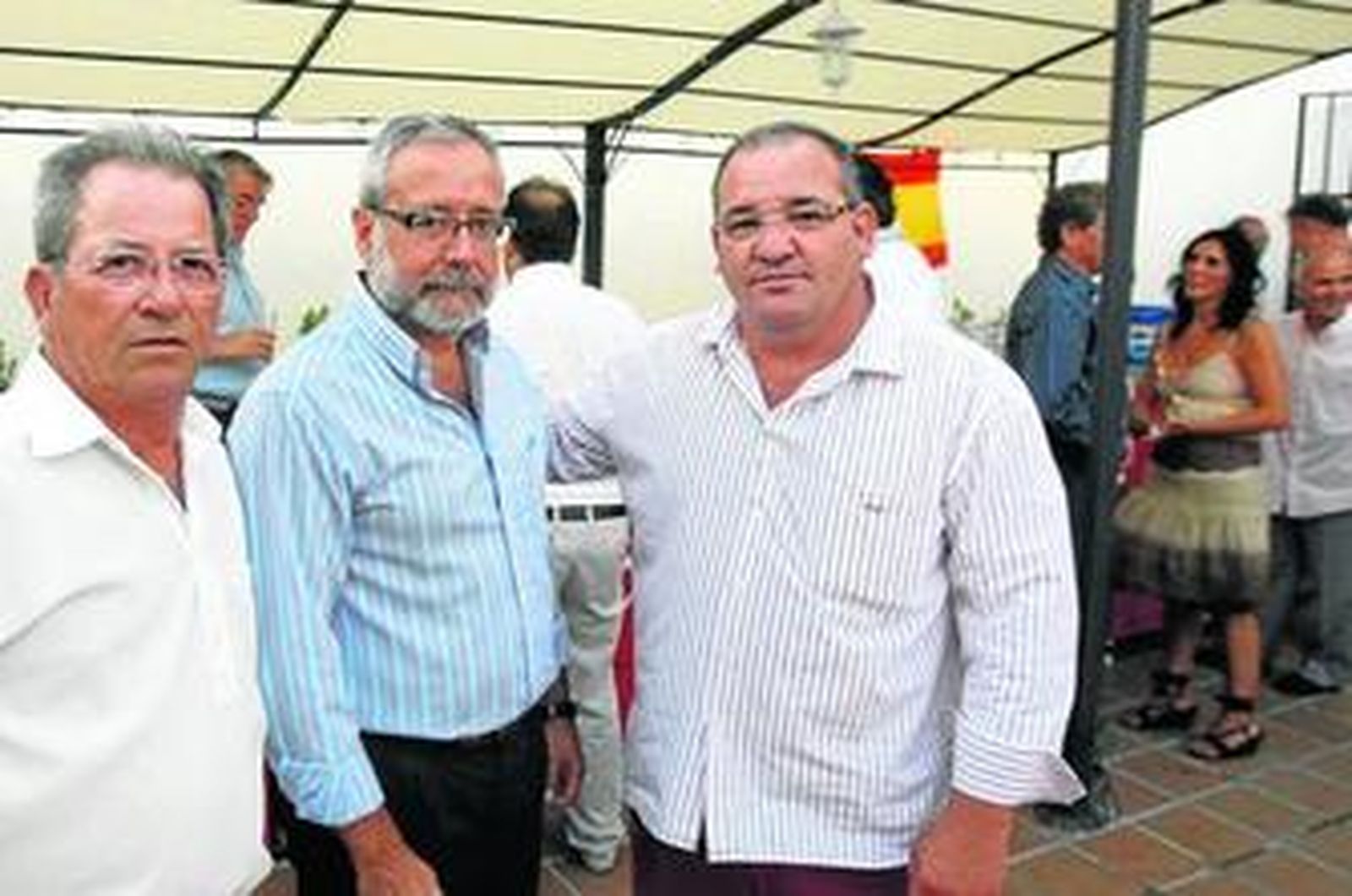 Representantes de ambos colectivos, anoche en el transcurso de la convivencia.