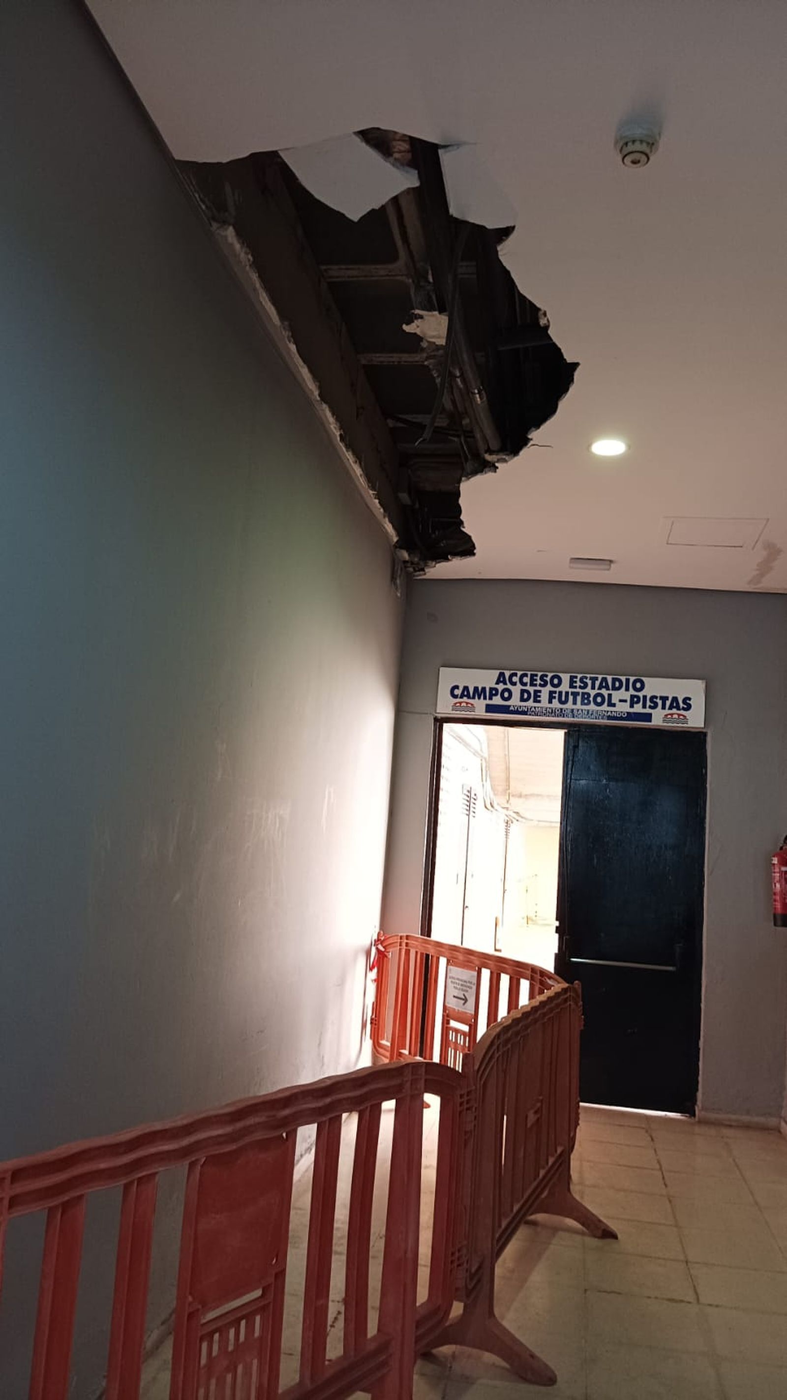 Techo desprendido en la ciudad deportiva de Bahía Sur.