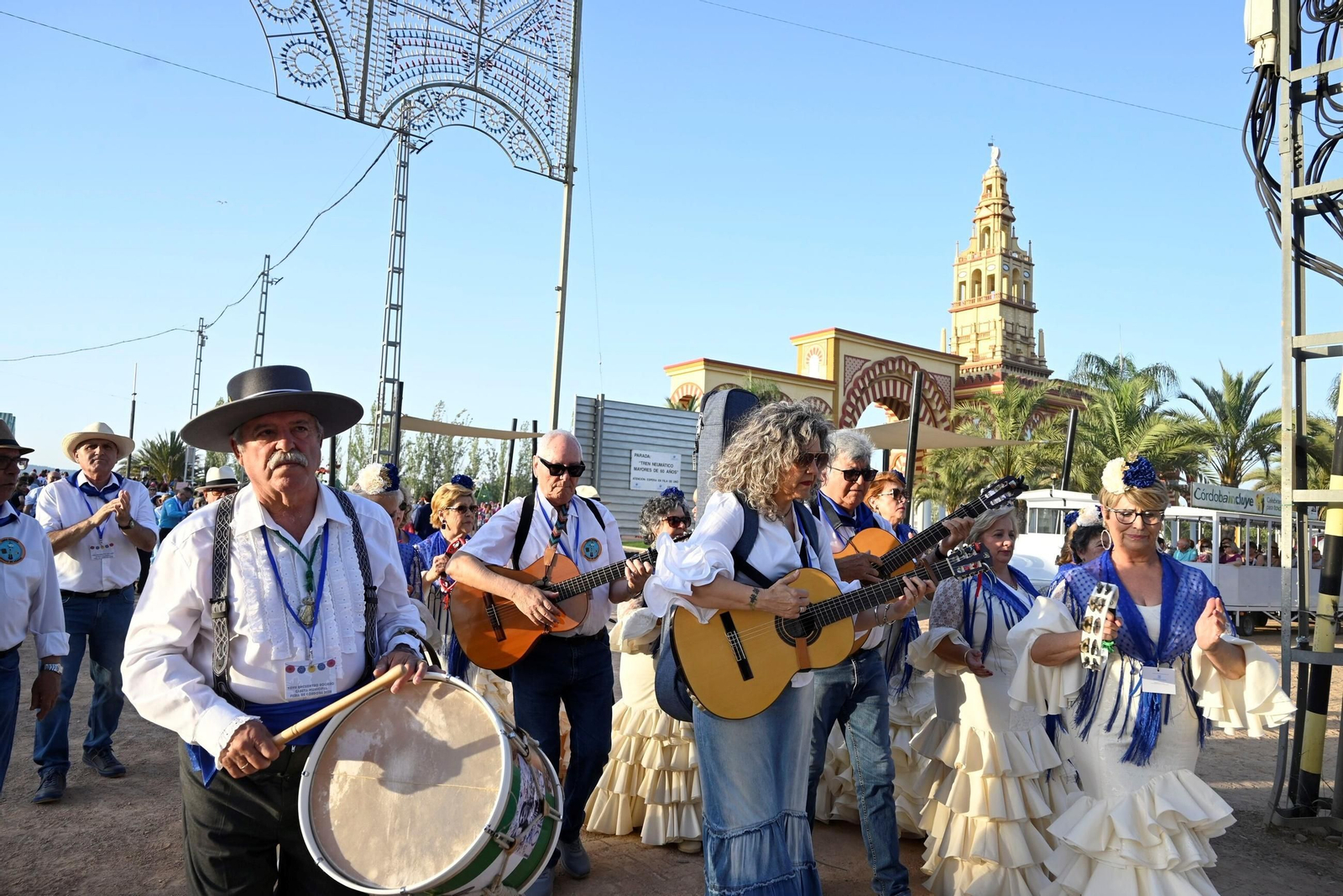El pasacalles de coros rocieros en la Feria de Córdoba