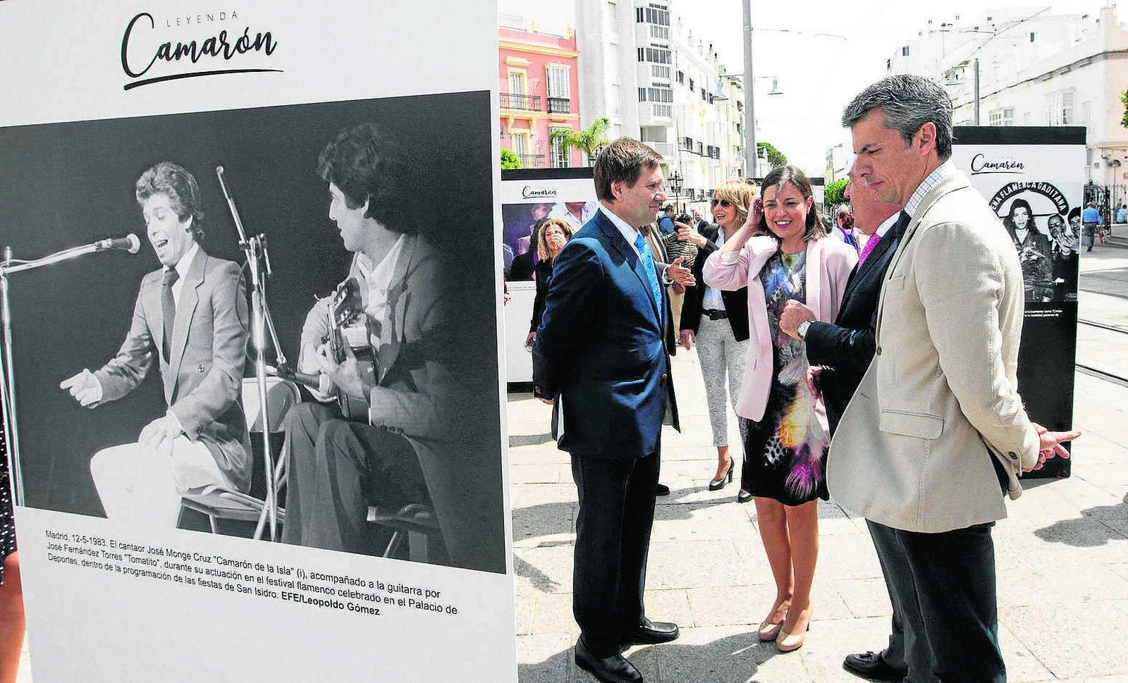 Las autoridades de San Fernando y Algeciras, junto al responsable de EFE Andalucía, en San Fernando en la muestra sobre José Monge.