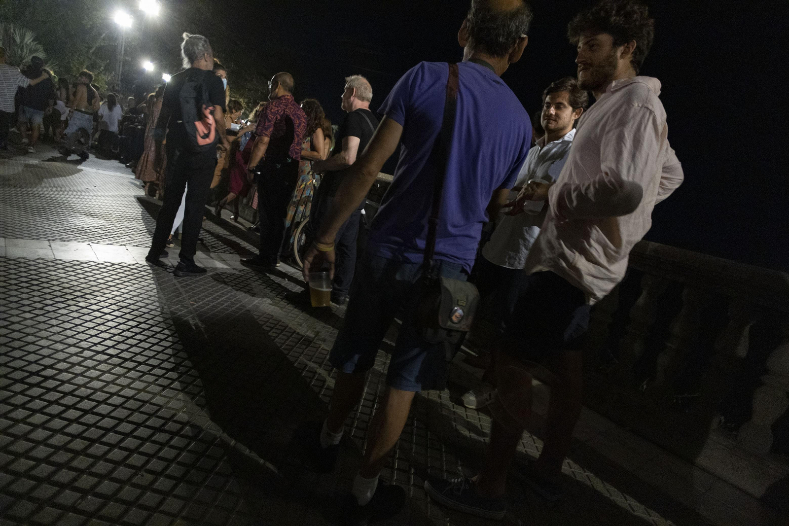 Jóvenes en la zona de Alameda pasadas las dos y media de la madrugada del sábado.