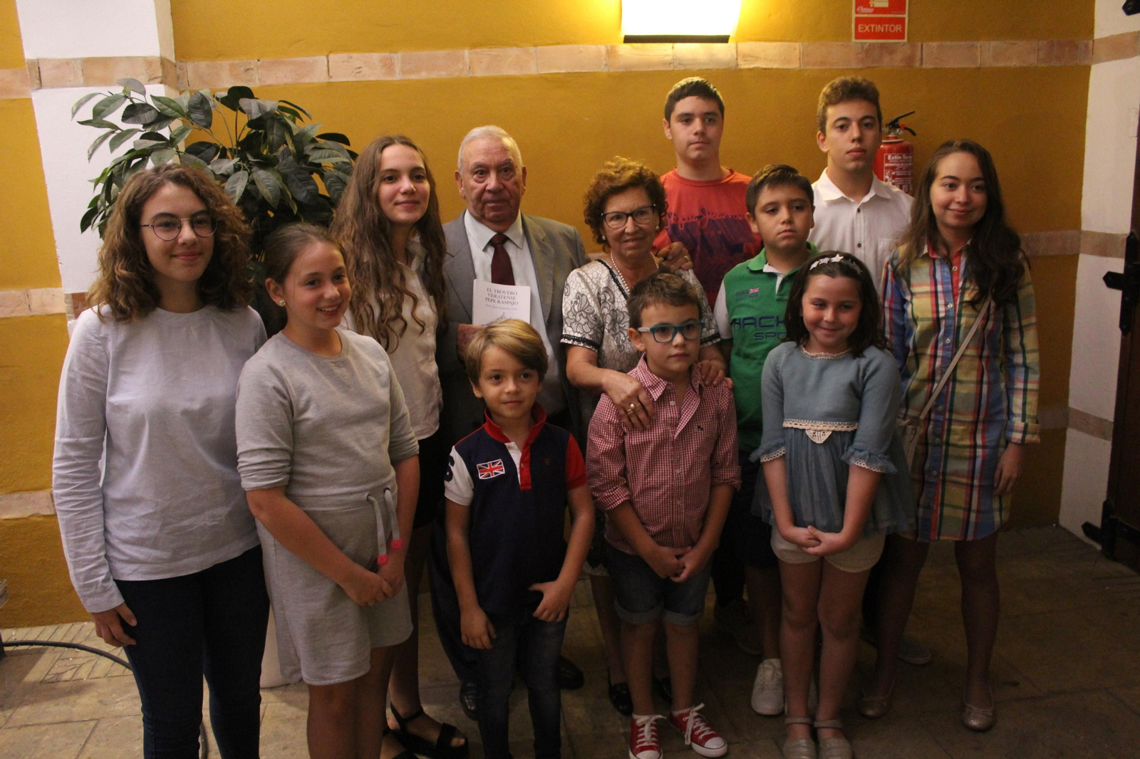 El escritor Pedro Contreras, con su familia tras presentar el libro.