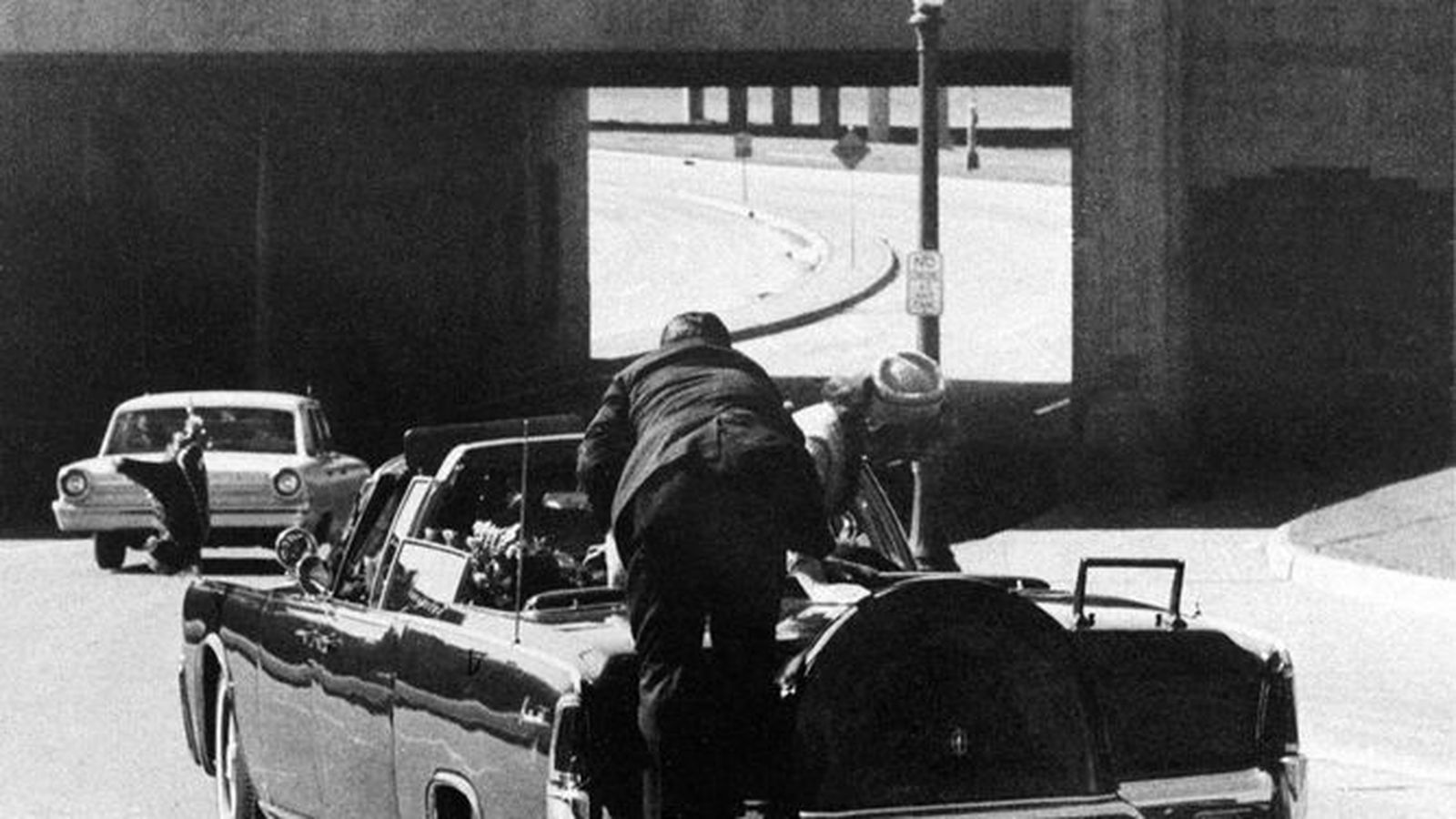 Momento en el que el presidente Kennedy es alcanzado por los disparos de rifle.