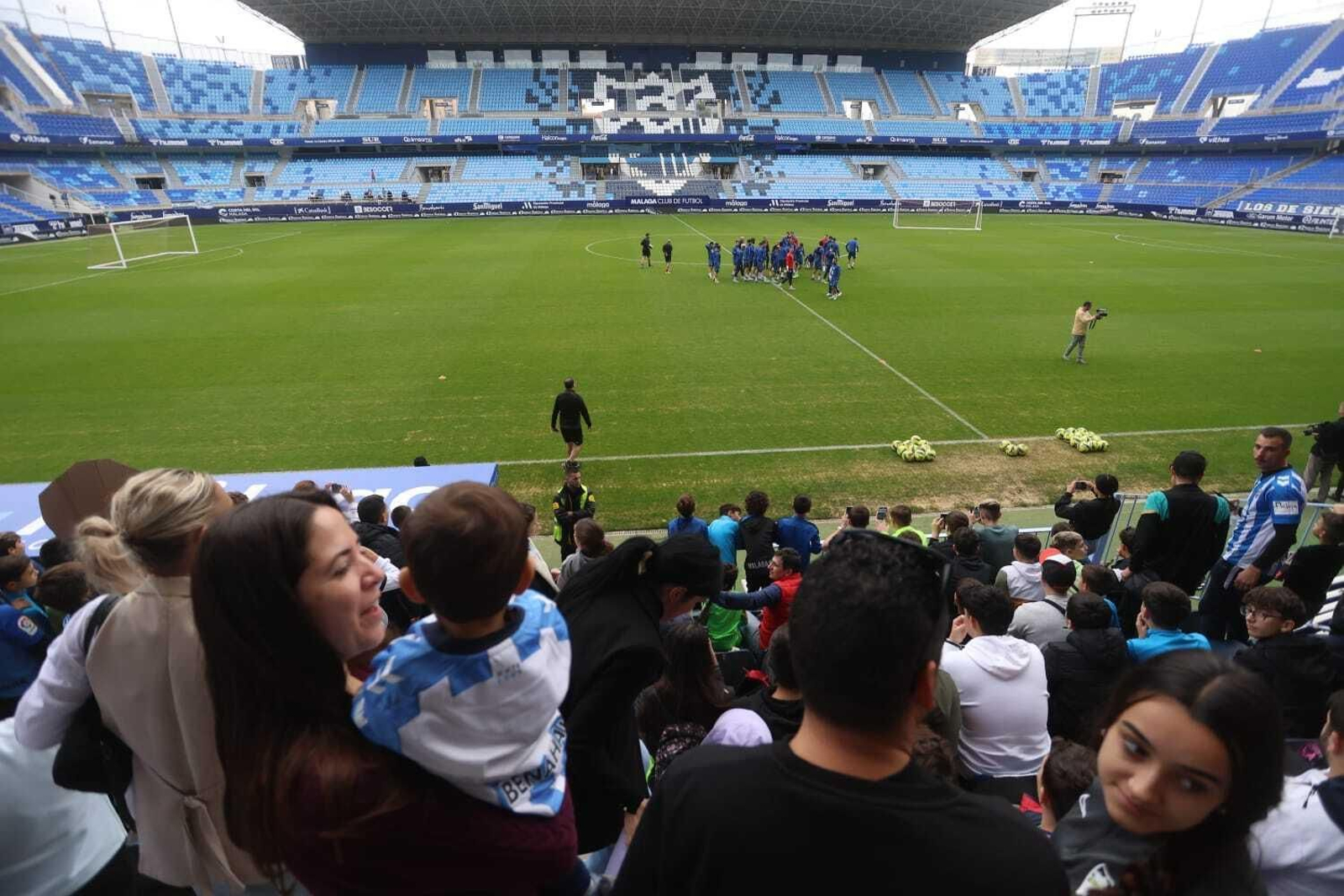 Miles de malaguistas apoyan al equipo en la víspera de Reyes
