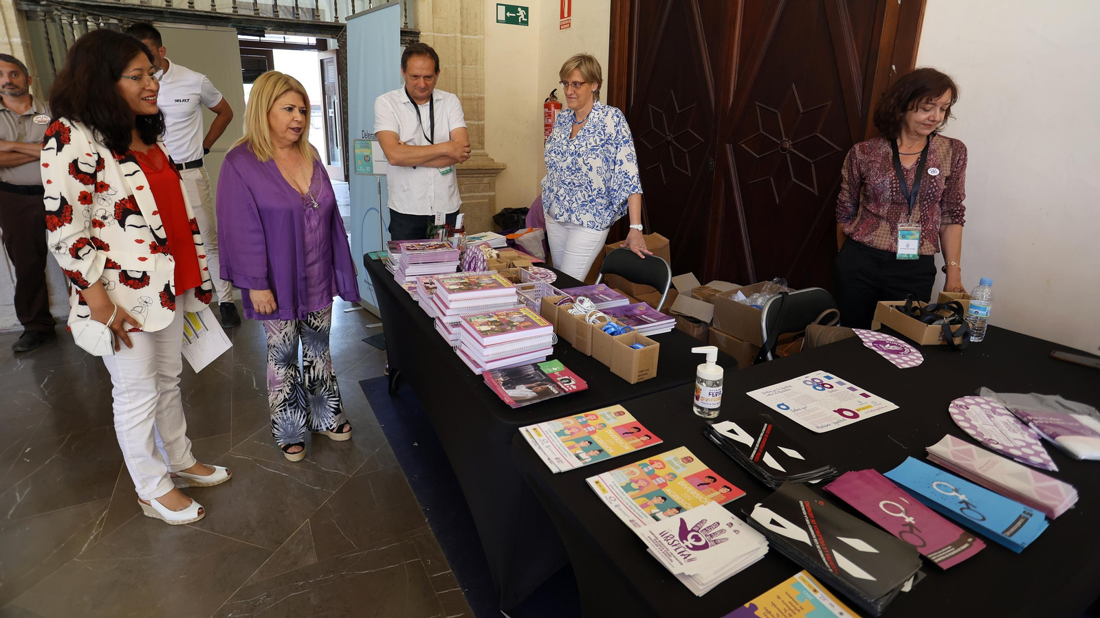 Imágenes de la Feria de la Diversidad en Los Claustros de Santo Domingo