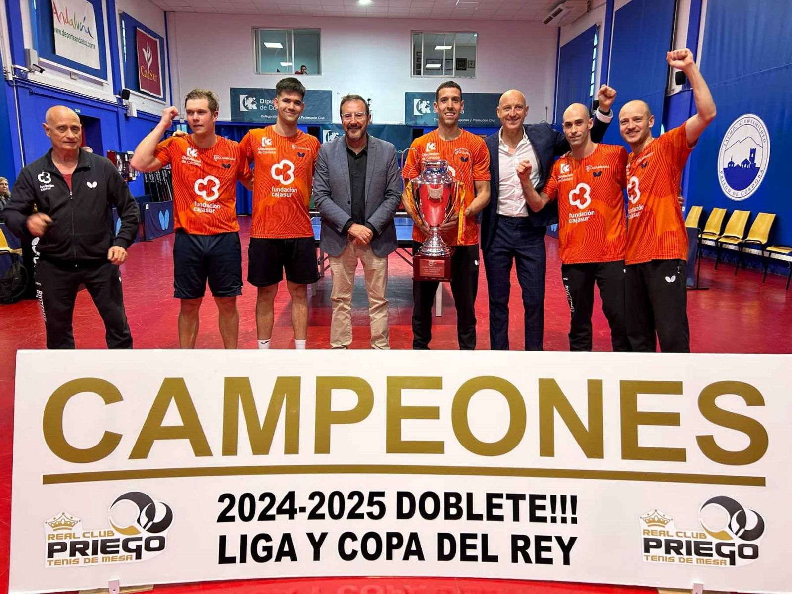 Los jugadores, cuerpo técnico y presidente del Priego celebran su décimo título liguero.