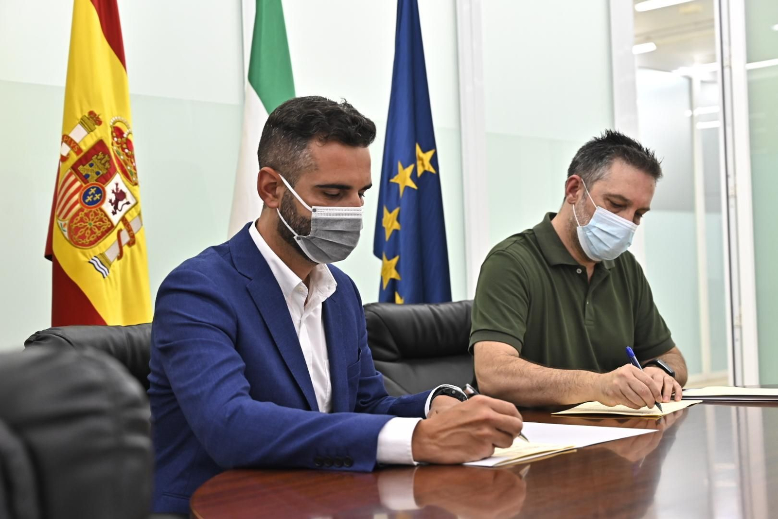 Fernández-Pacheco y Antonio Salmerón, en la firma del convenio con la Hermandad de Estudiantes