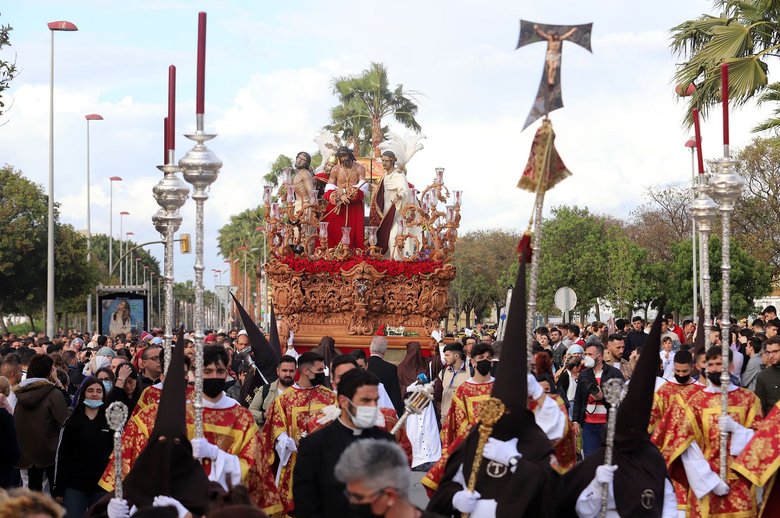 Imágenes de la procesión de La Sentencia por las calles de Huelva