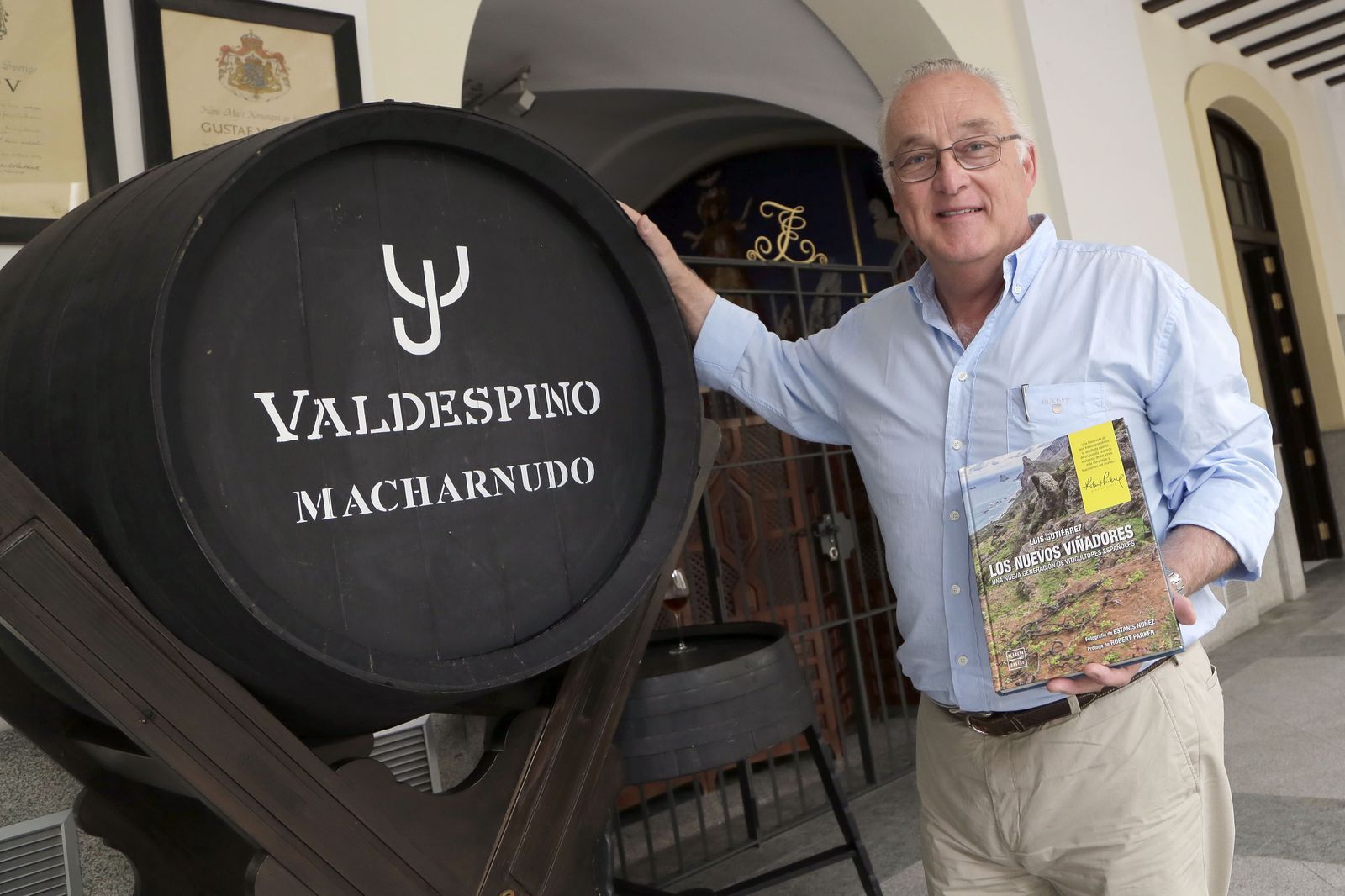 1, 2 y 3. El enólogo Eduardo Ojeda (Grupo Estévez y Equipo Navazos), con el libro de Luis Gutiérrez 'Los nuevos viñadores', del que es uno de sus protagonistas como gran apasionado del vino. Fotos: MANUEL ARANDA.