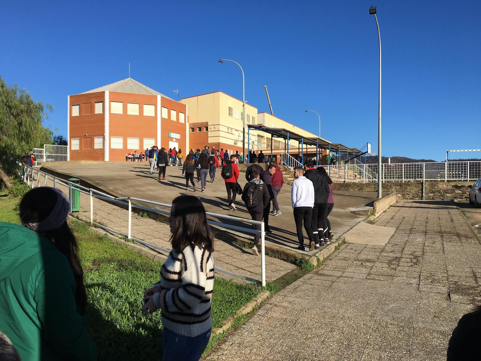 Alumnos en la entrada del IES Vázquez Díaz de Nerva donde impartía clases Laura Luelmo