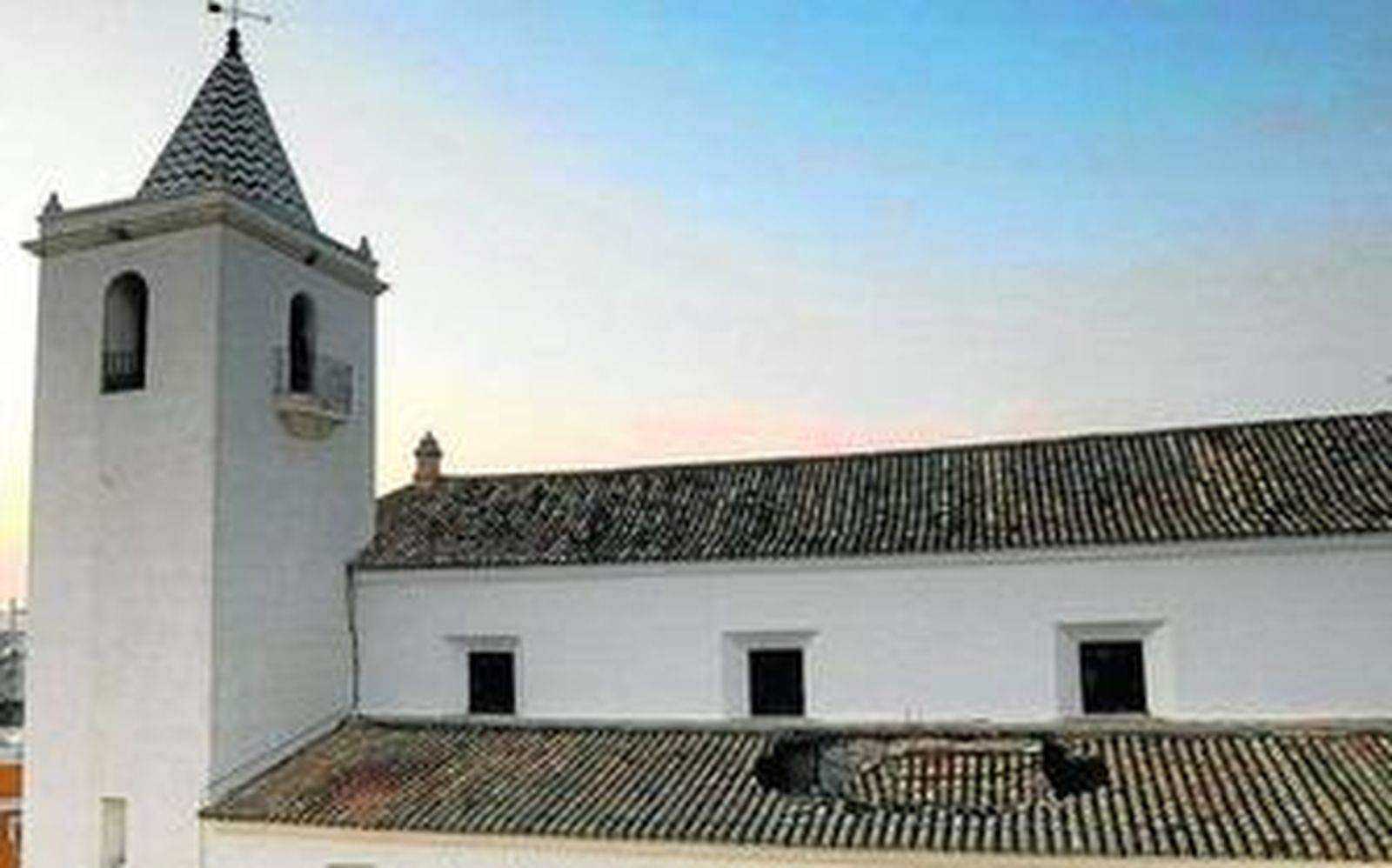 Imagen exterior del templo en el que se observa el derrumbe de la cubierta de la nave lateral.