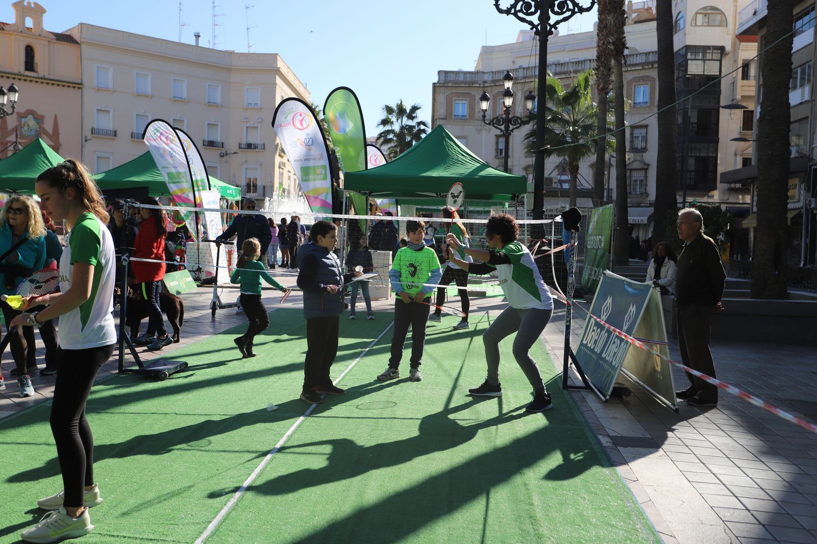 Imágenes  del Tour Universo Mujer  en la Plaza de  Las Monjas de Huelva