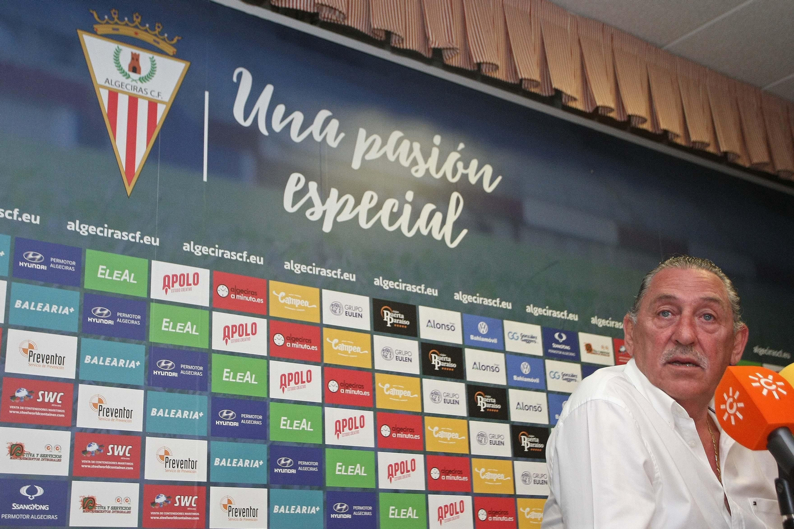 Rafael Mellado, ayer en su comparecencia ante los medios en el Nuevo Mirador.