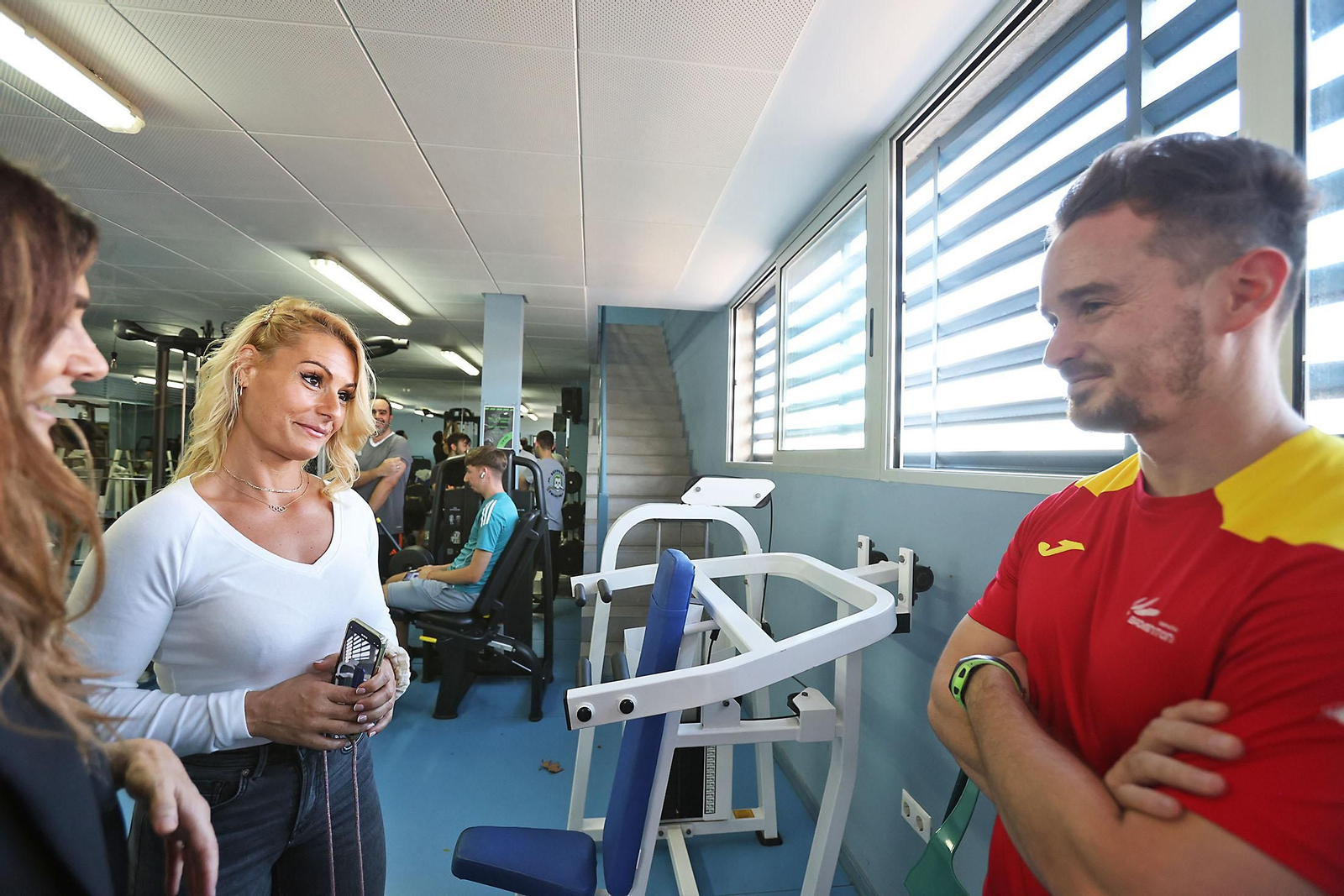 Lydia Valentín, medalla de oro olímpica en la categoría de halterofilia visita las pistas de la UHU que llevarán su nombre