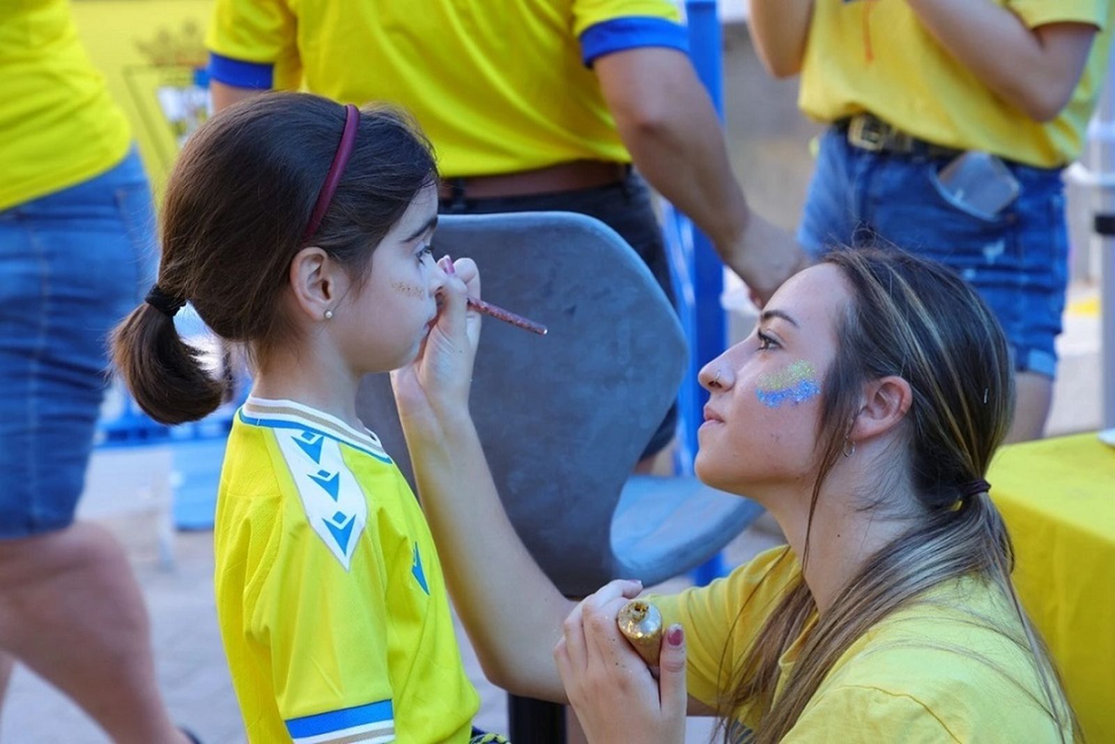 Pintacaras en una previa de un partido del Cádiz.