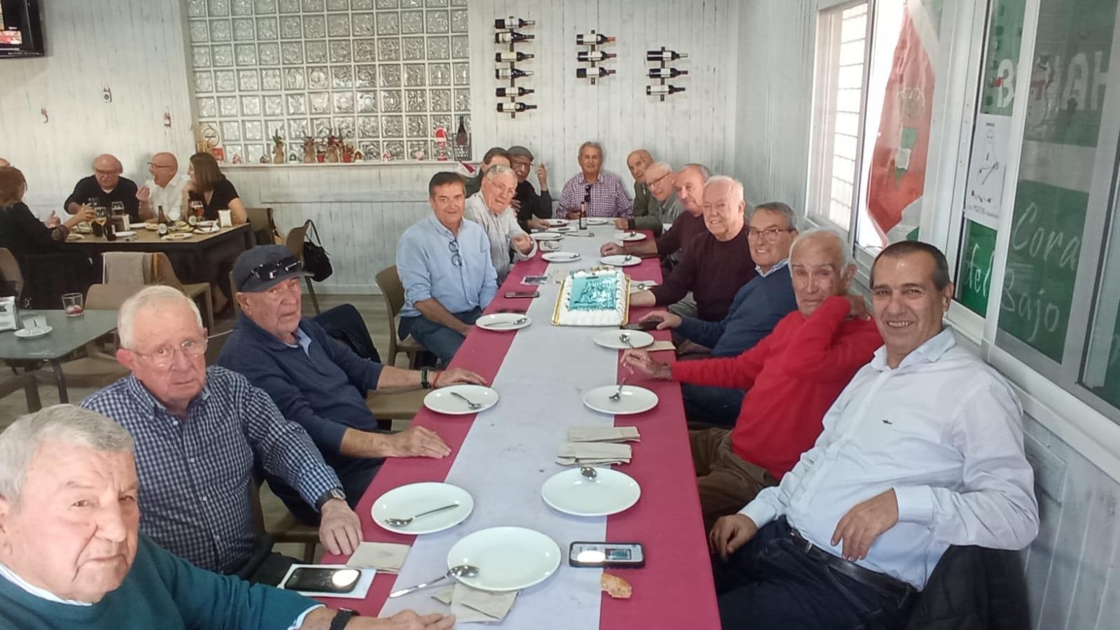 Mesa, mantel y muchas experiencias para compartir de estos buenos y viejos amigos.