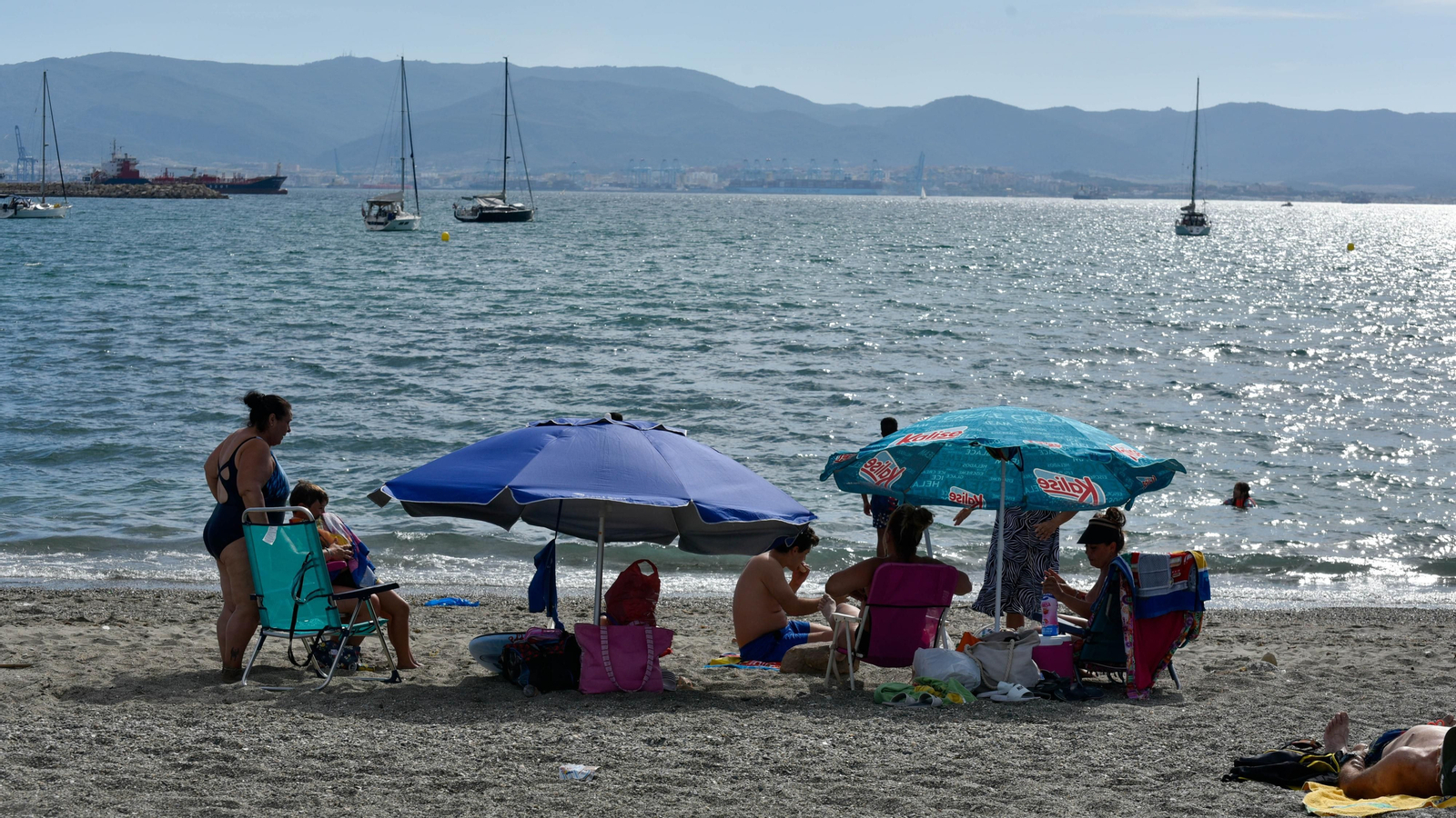 Las fotos de una tarde de sol y playa en La Línea