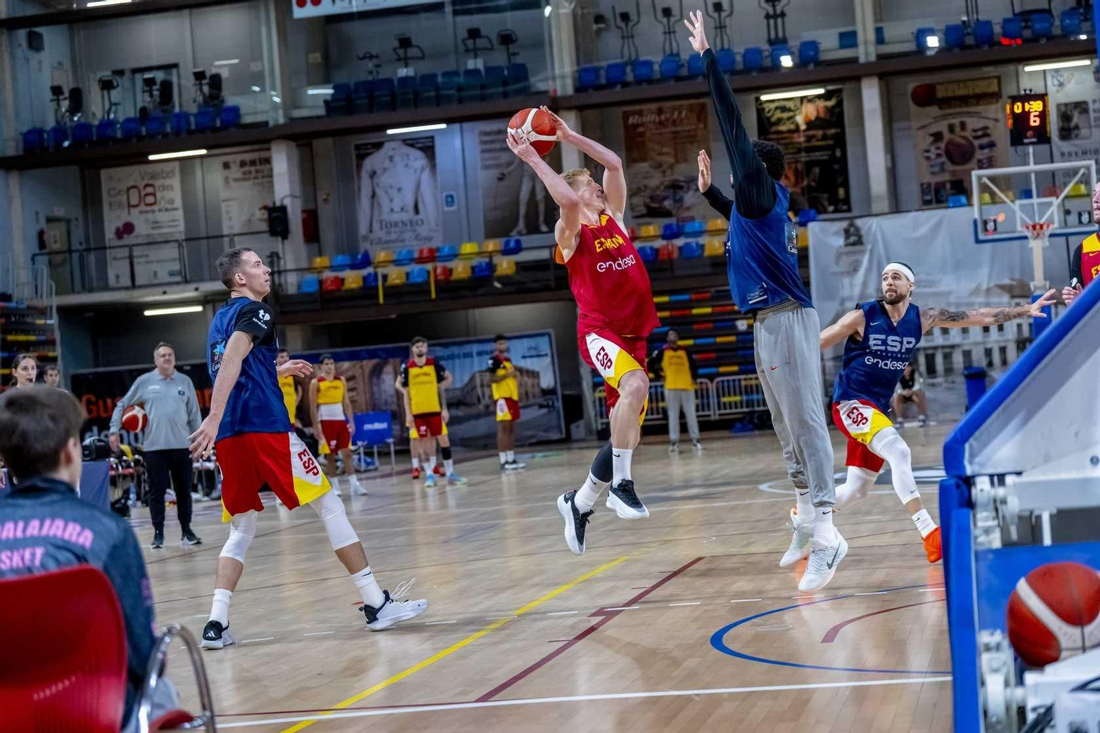 Alberto Díaz, Francis Alonso y Paco Aurioles, en la primera España de Chus Mateo