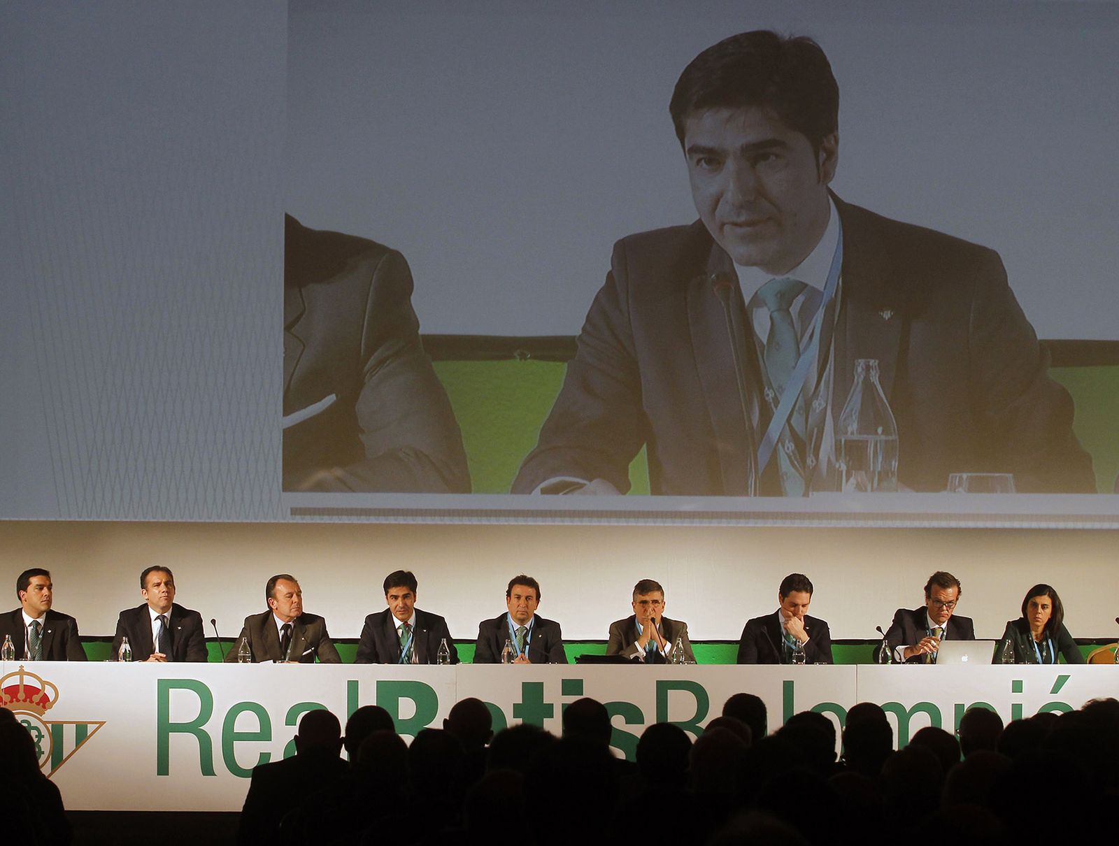 Adrián Fernández y Rafael Salas, en medio de José María Pagola y María Victoria López, en la última junta.