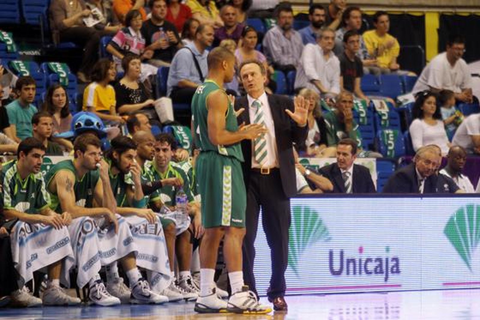 El Unicaja saca la visa virtual para los 'play off' por el título con una convincente victoria ante el Blancos de Rueda (88-58).