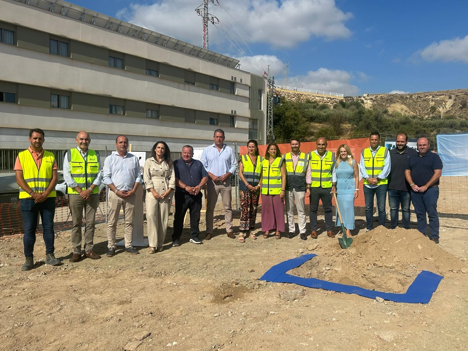 Autoridades durante el acto en el que se ha colocado la primera piedra de la futura residencia de mayores albojense.