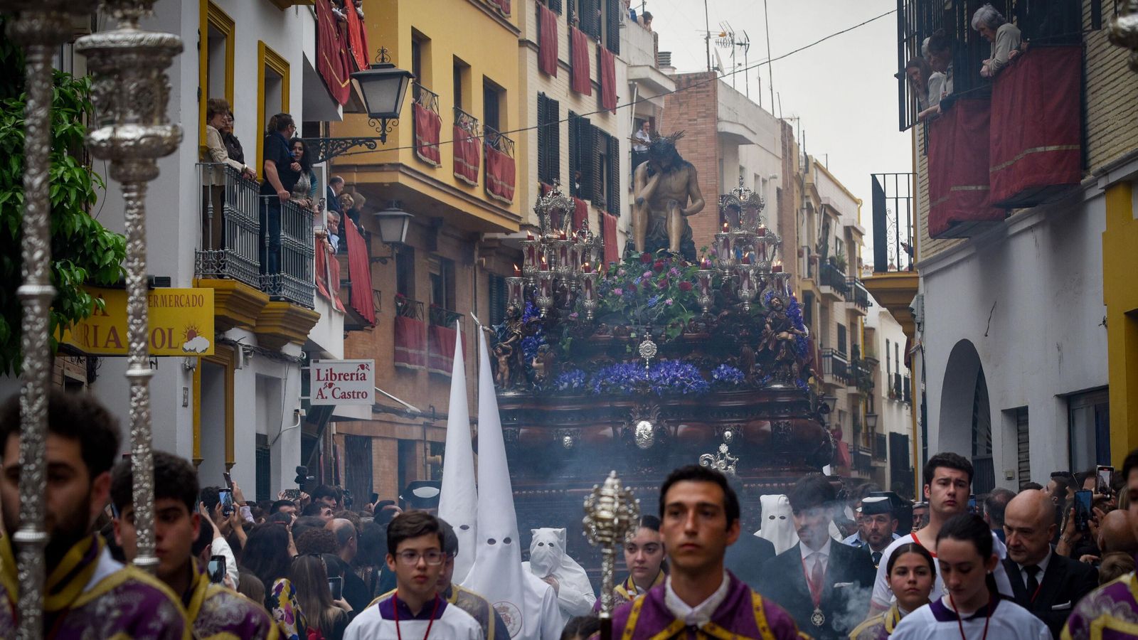 El cuerpo de acólitos precede al Cristo de la Humildad y Paciencia.
