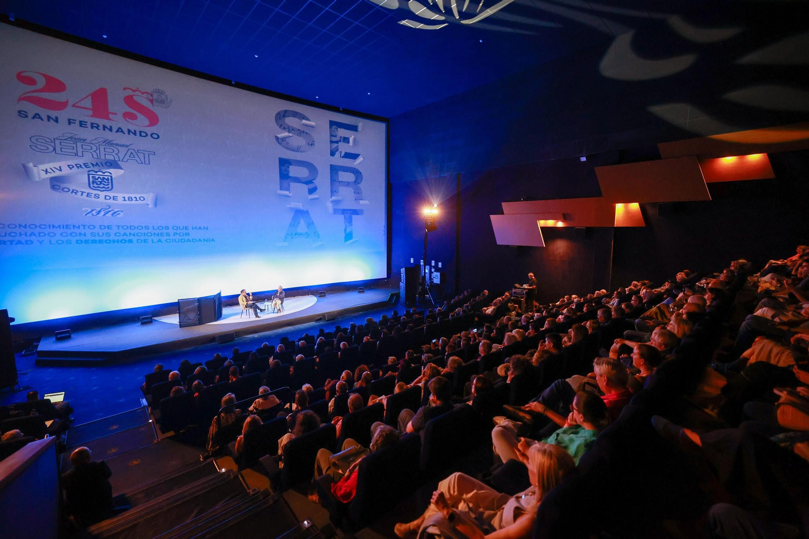 Charla con Joan Manuel Serrat en las vísperas del 24 de Septiembre en San Fernando: las imágenes del acto