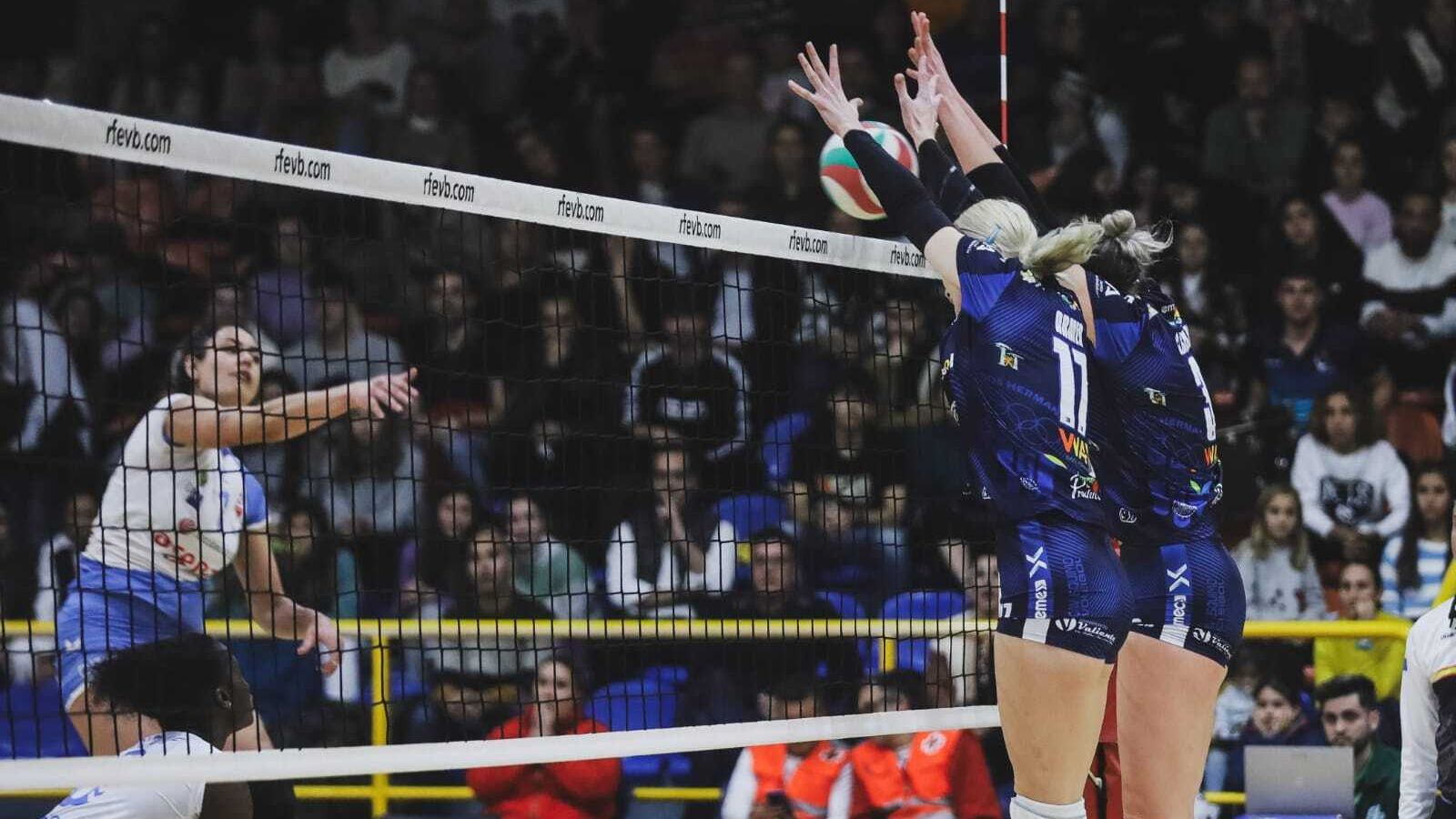 Espectacular bloqueo de las nazarenas.