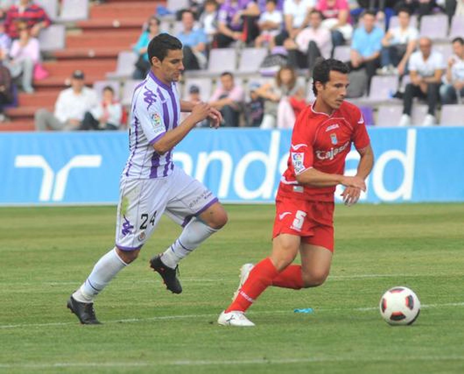 El Xerez se aleja del play-off de ascenso tras caer en Valladolid. 

Foto: LOF