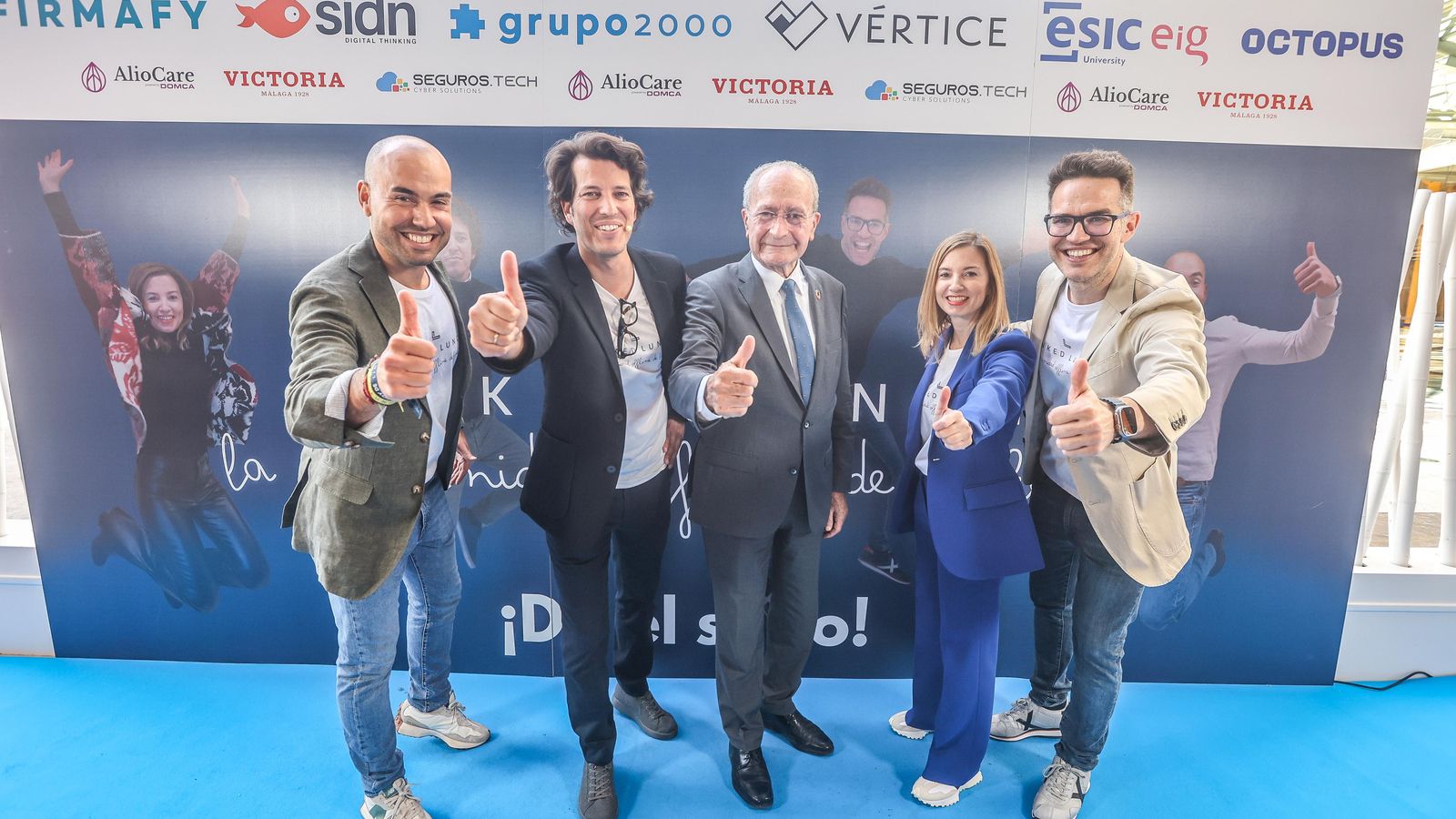 El alcalde de Málaga, Francisco de la Torre junto a los creadores de esta iniciativa.