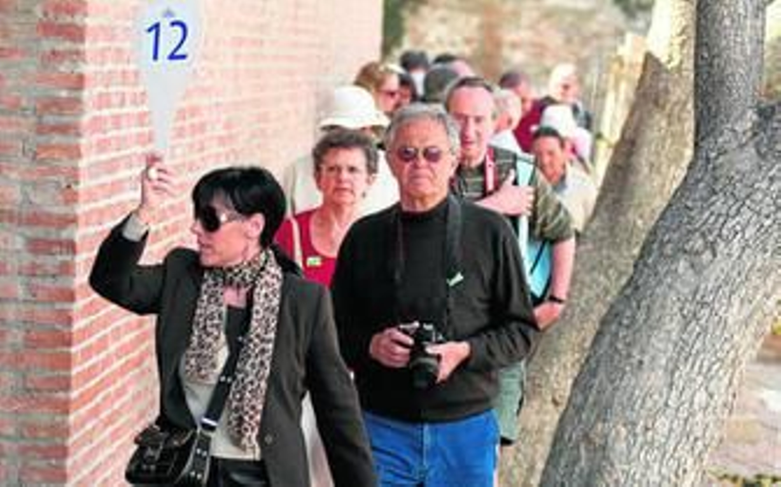 Un grupo de cruceristas en Málaga tras una guía turística.