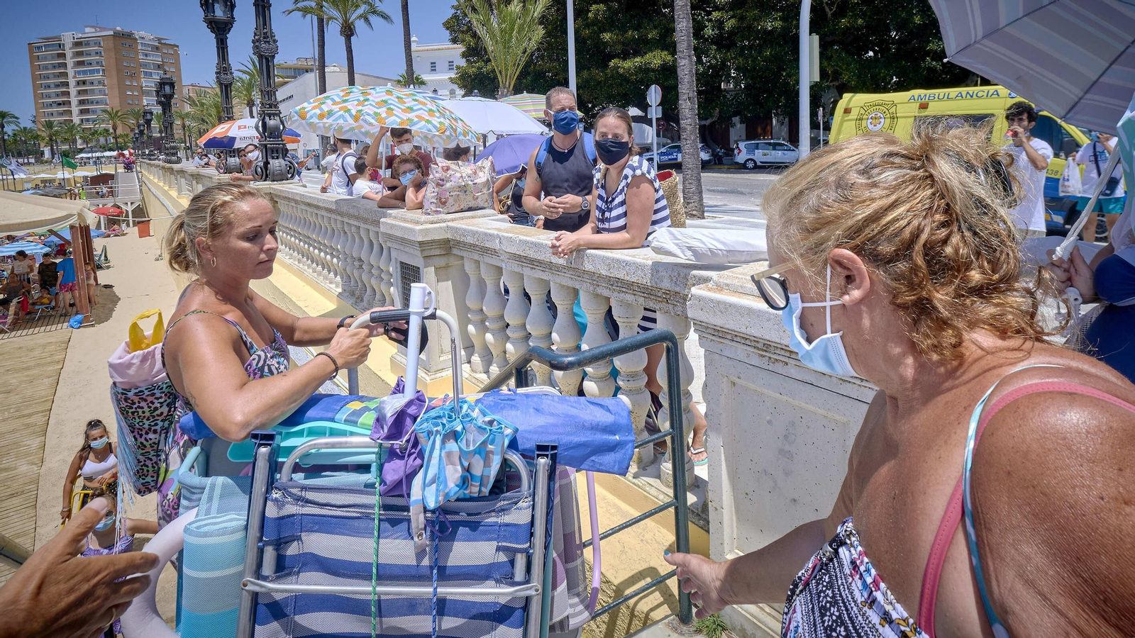 Imágenes inéditas en La Caleta con colas para entrar al completarse el aforo
